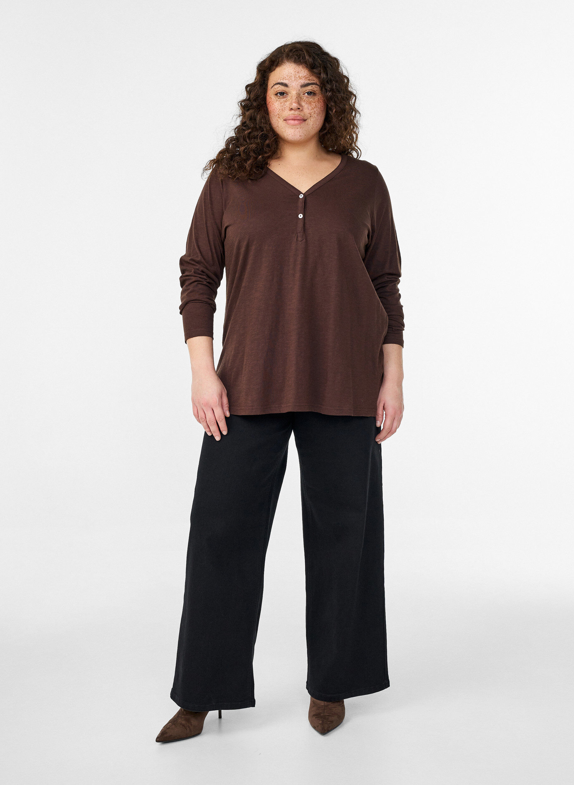 ZizziT-shirt &agrave; manches longues avec col V et boutons, Marron, Model image number 1