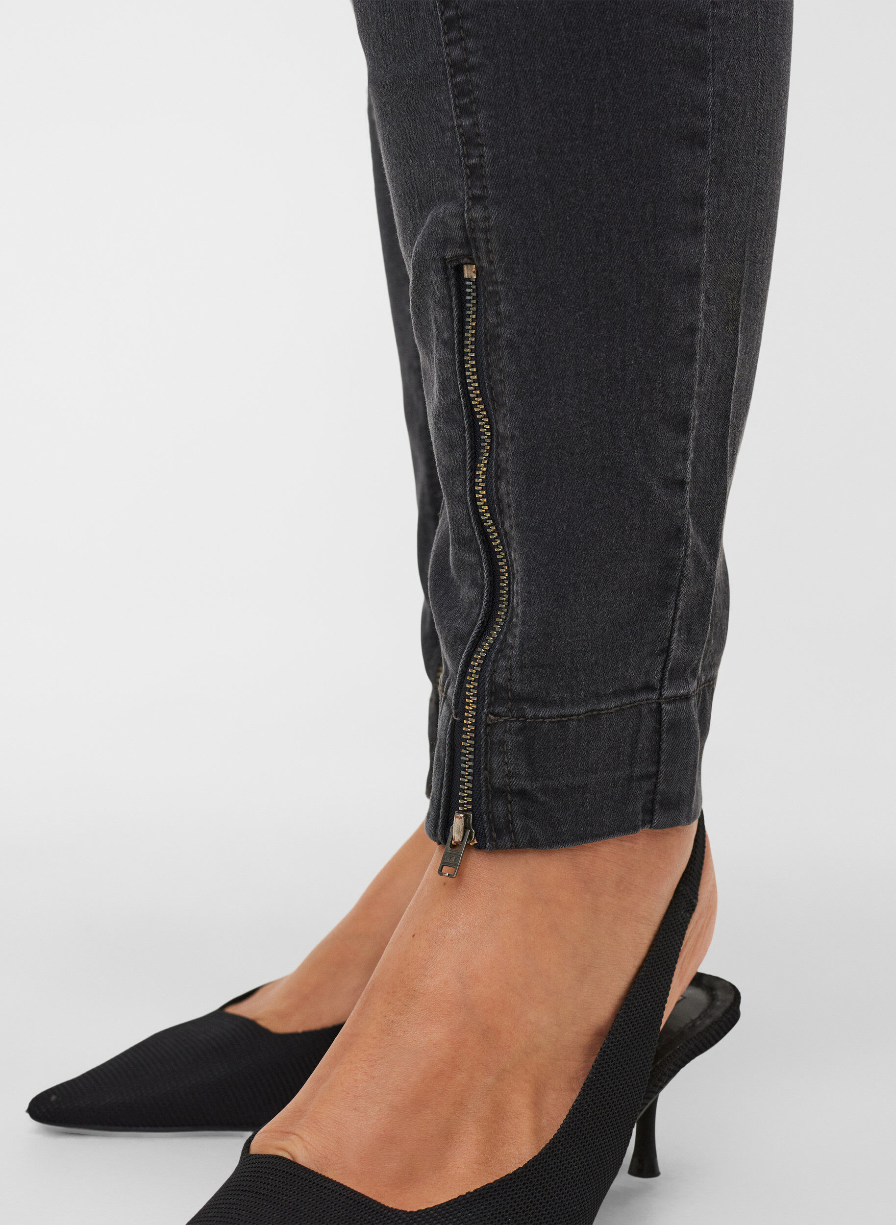 Zizzi Jegging avec d&eacute;tail de fermeture &eacute;clair , Grey Wash, Model image number 3