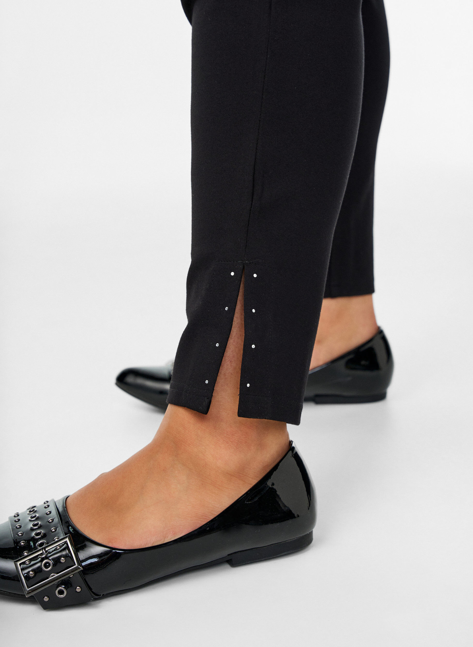Zizzi Leggings mit Schlitzen und kleinen Strasssteinen, Schwarz, Model image number 3