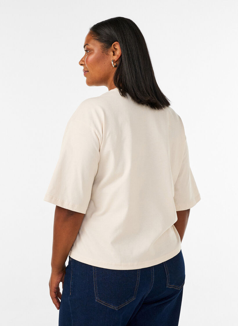 T-shirt avec texte imprim&eacute; et badges, Beige, Model image number 2