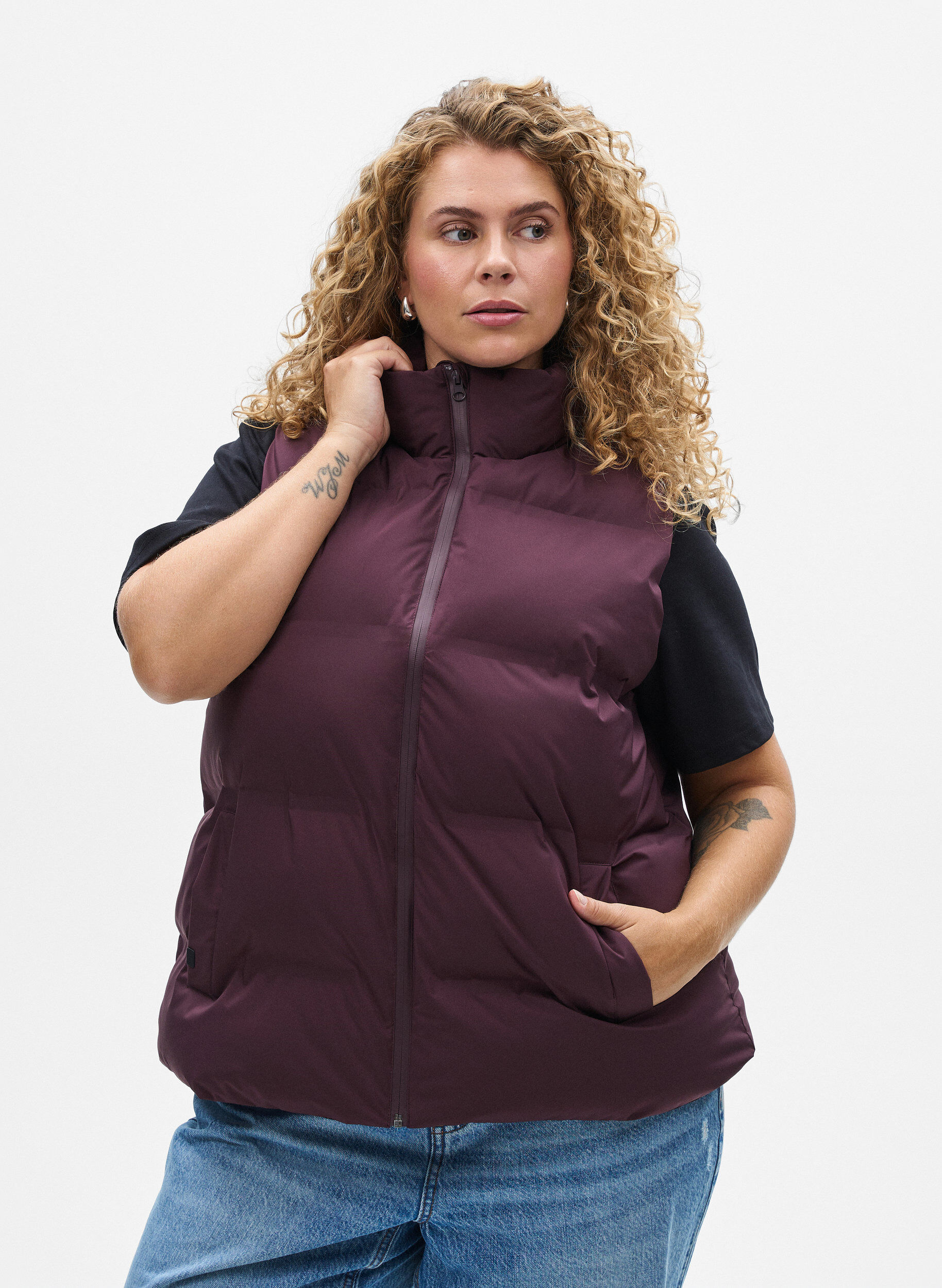 ZizziKurze Steppweste mit hohem Kragen, Dunkles Bordeaux, Model image number 0