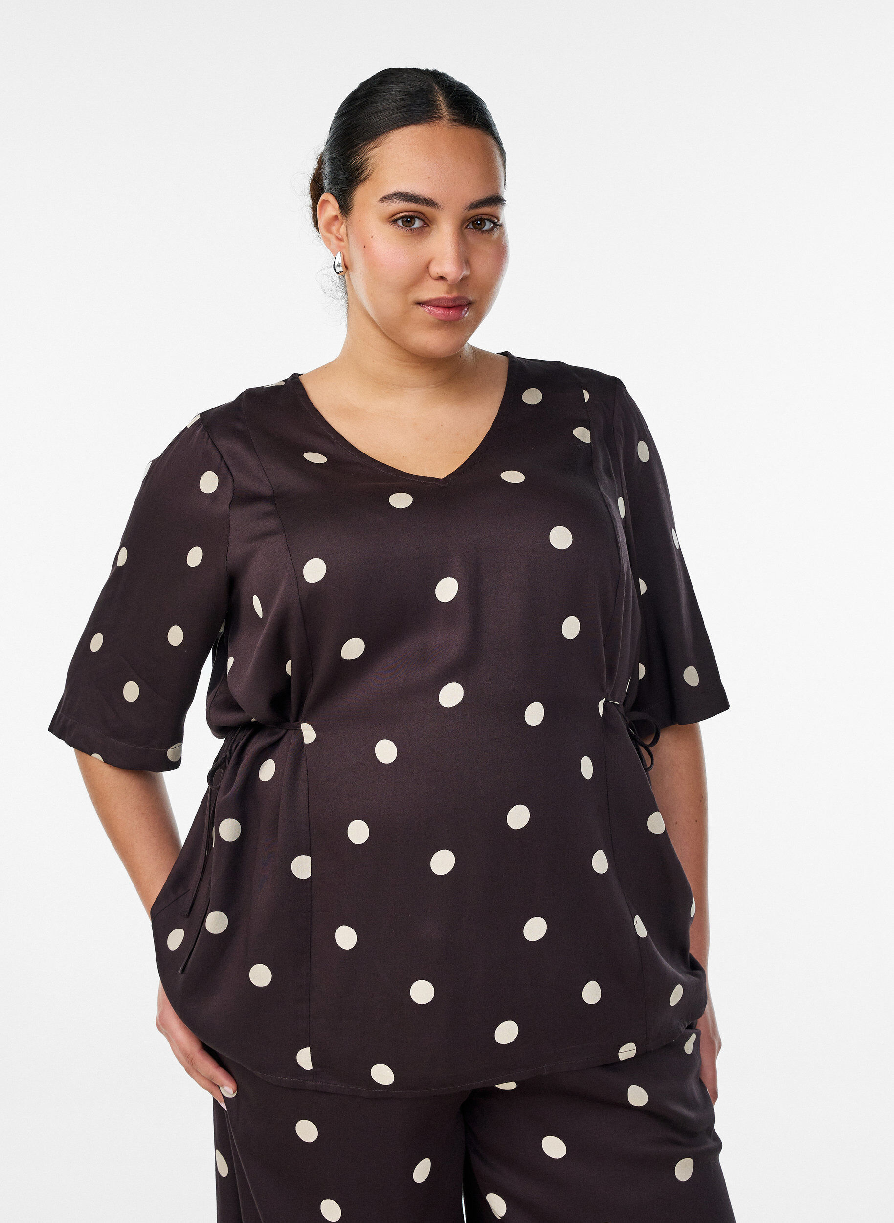 Blouse en viscose &agrave; pois avec col en V et lien &agrave; nouer, Marron, Model