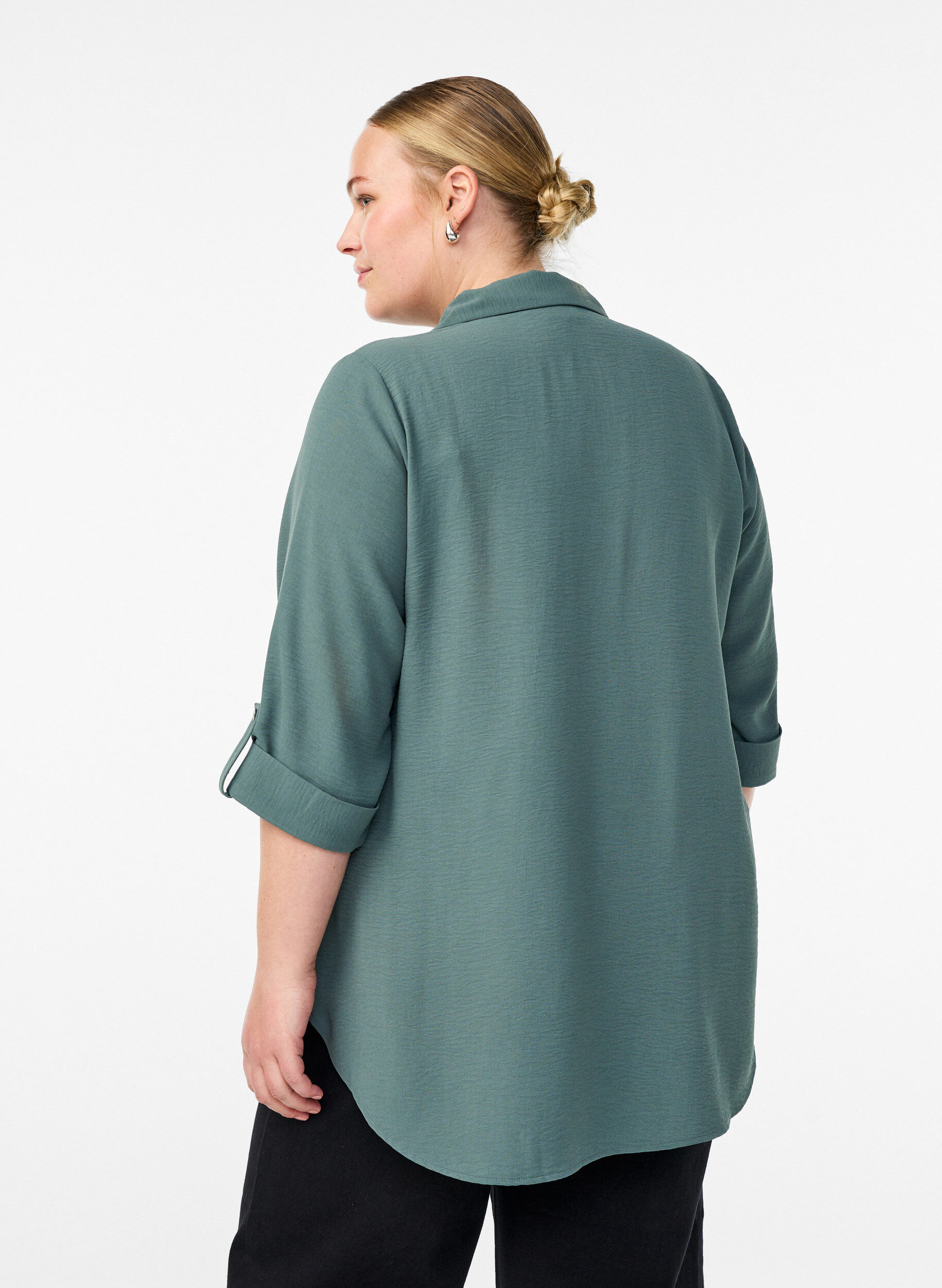 Zizzi Chemise avec poches poitrine et manches 3/4, Vert fonc&eacute;, Model image number 2
