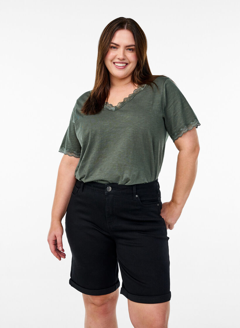 Short en jean taille haute et coupe ajust&eacute;e, Noir, Model image number 0