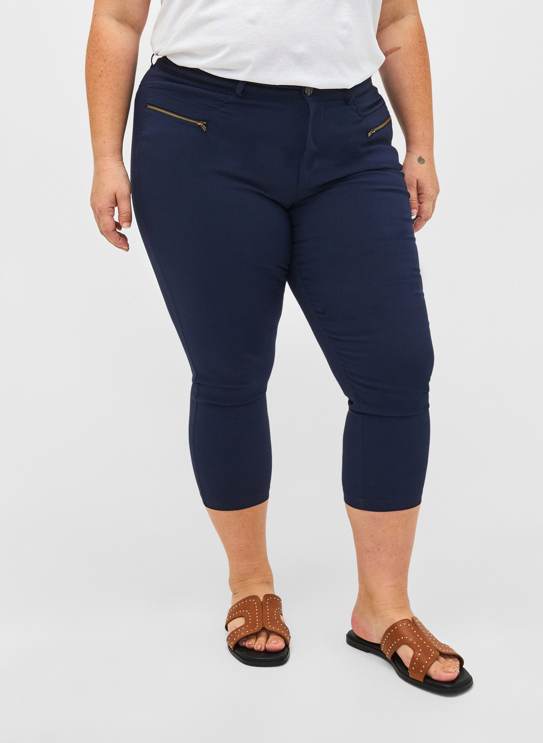 Zizzi Pantalon capri pr&egrave;s du corps en m&eacute;lange de viscose, Bleu, Model image number 2