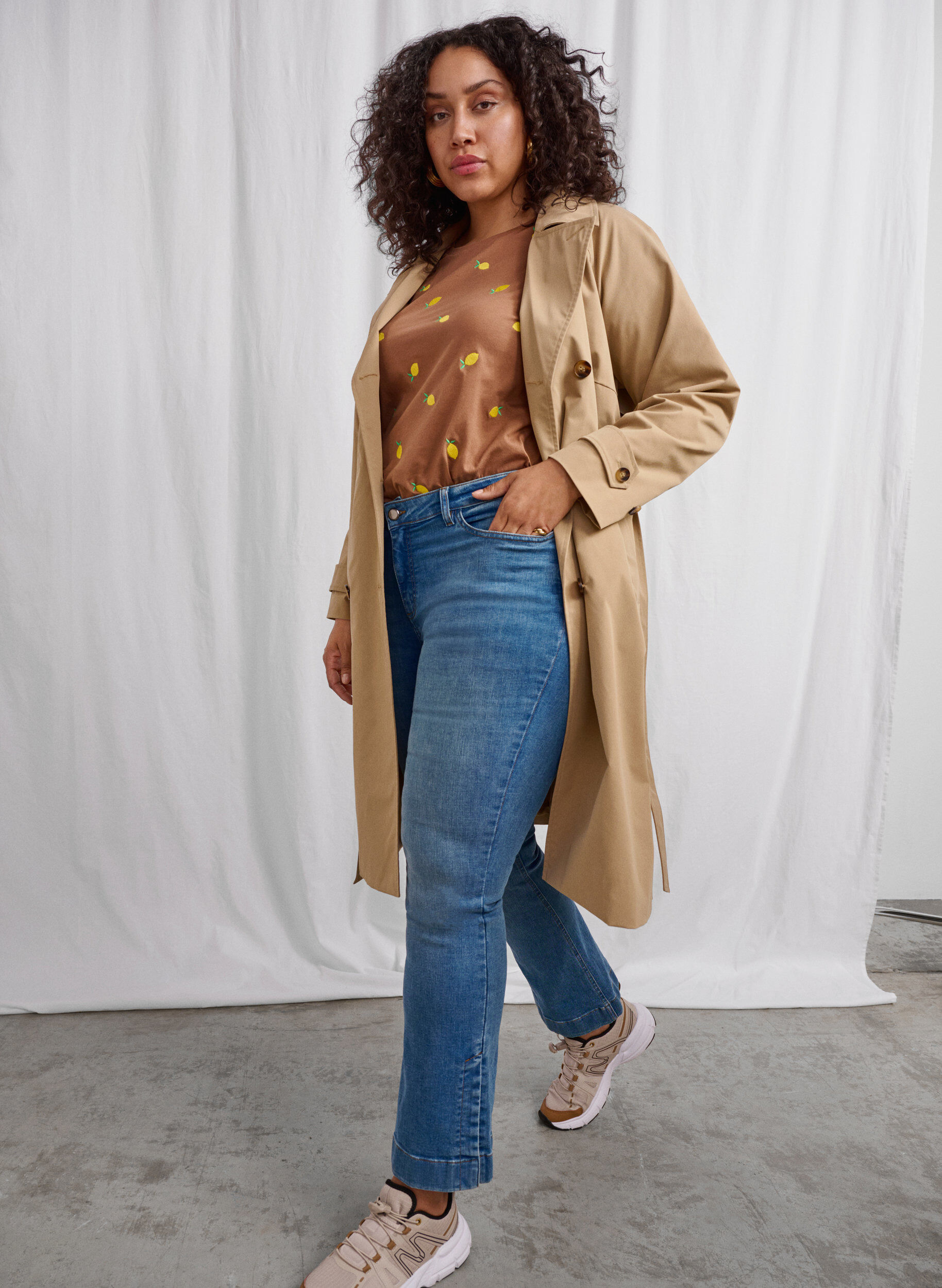 Zizzi Klassischer langer Trenchcoat mit G&uuml;rtel, Chinchilla, Image image number 1