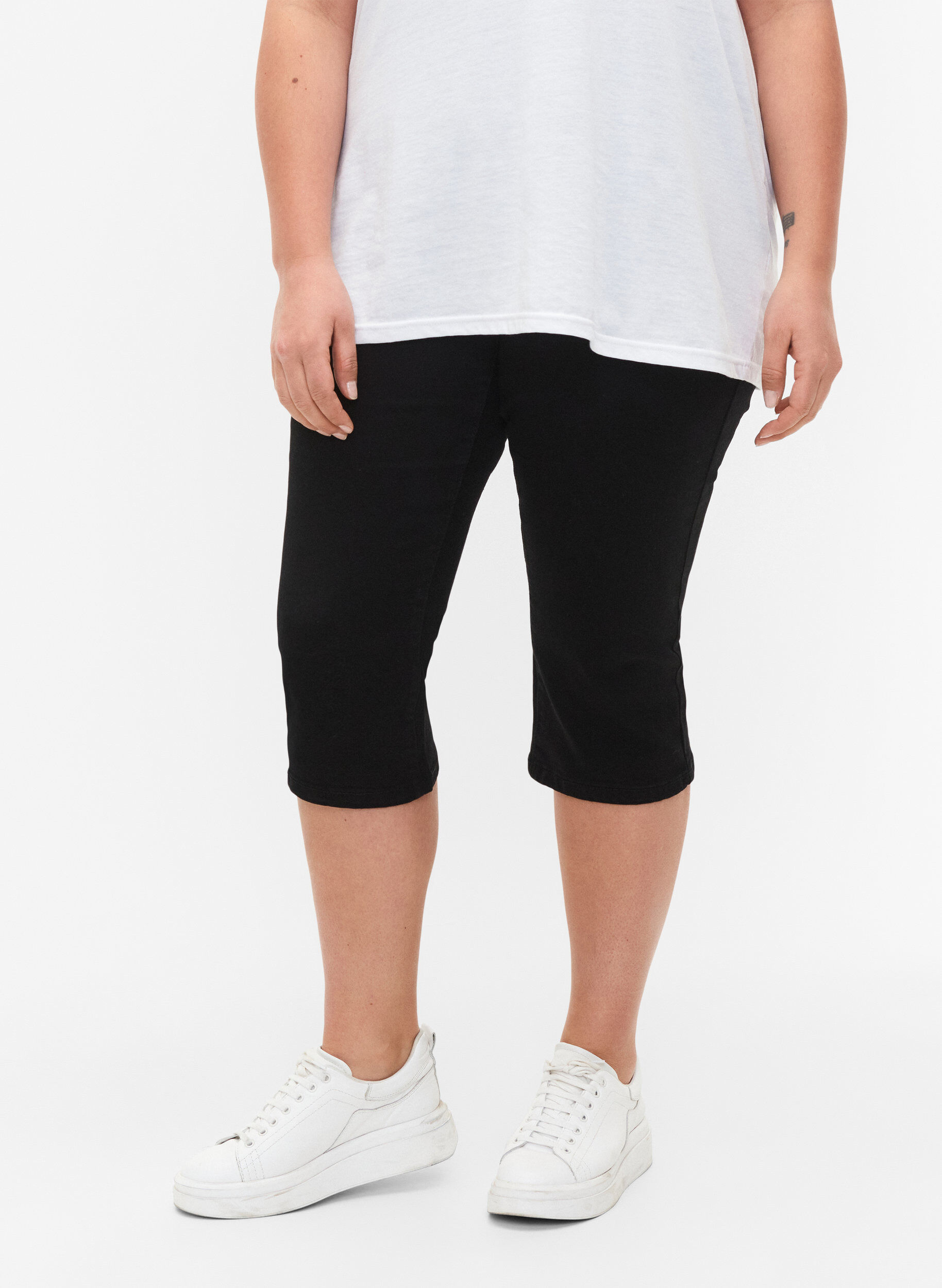 Zizzi FLASH - Pantalon capri en denim &agrave; taille haute et coupe ajust&eacute;e, Noir, Model image number 2