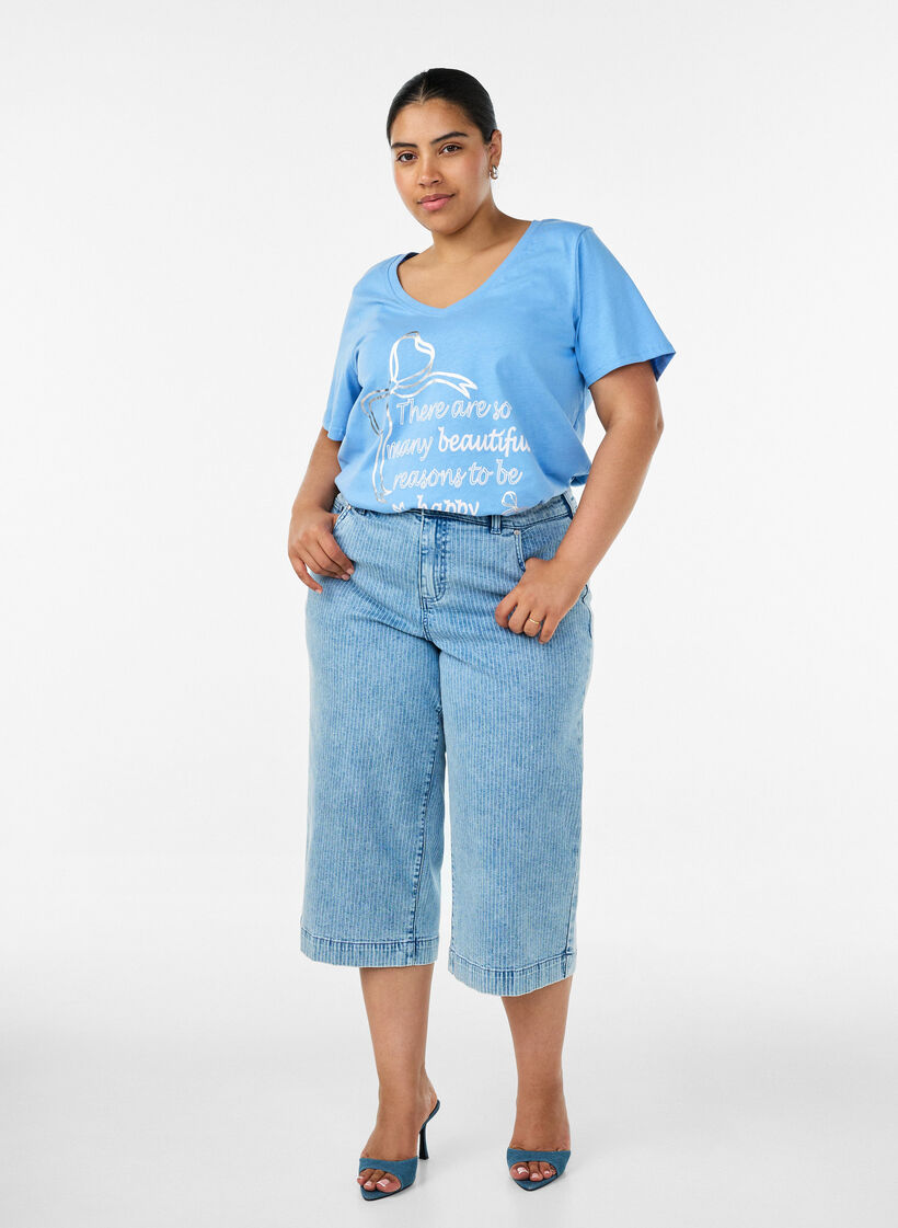 T-shirt en coton avec col V et imprim&eacute; devant, Bleu Clair, Model image number 1