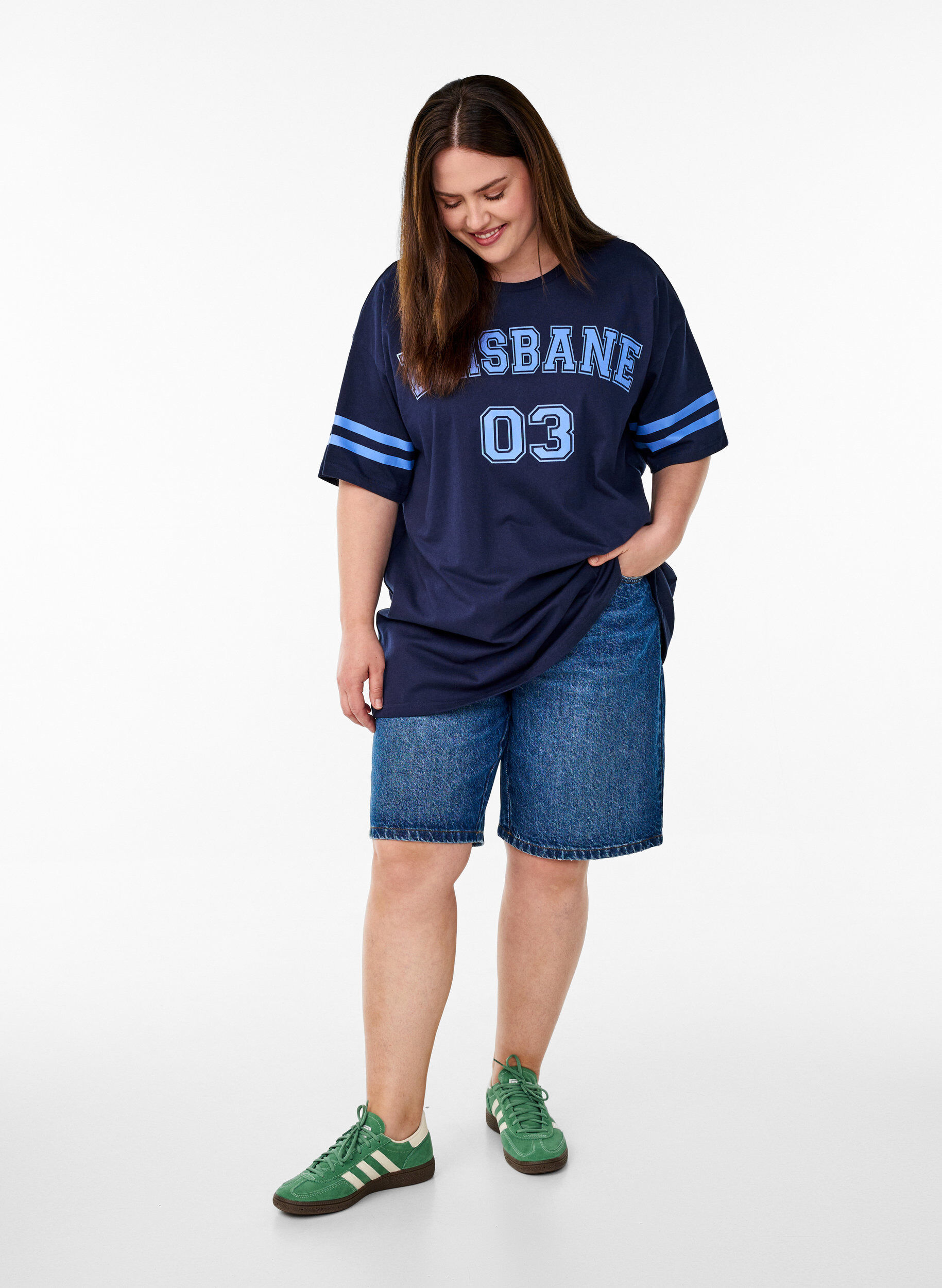 Zizzi Sportliches Oversize-College-T-Shirt, Blau, Model image number 1