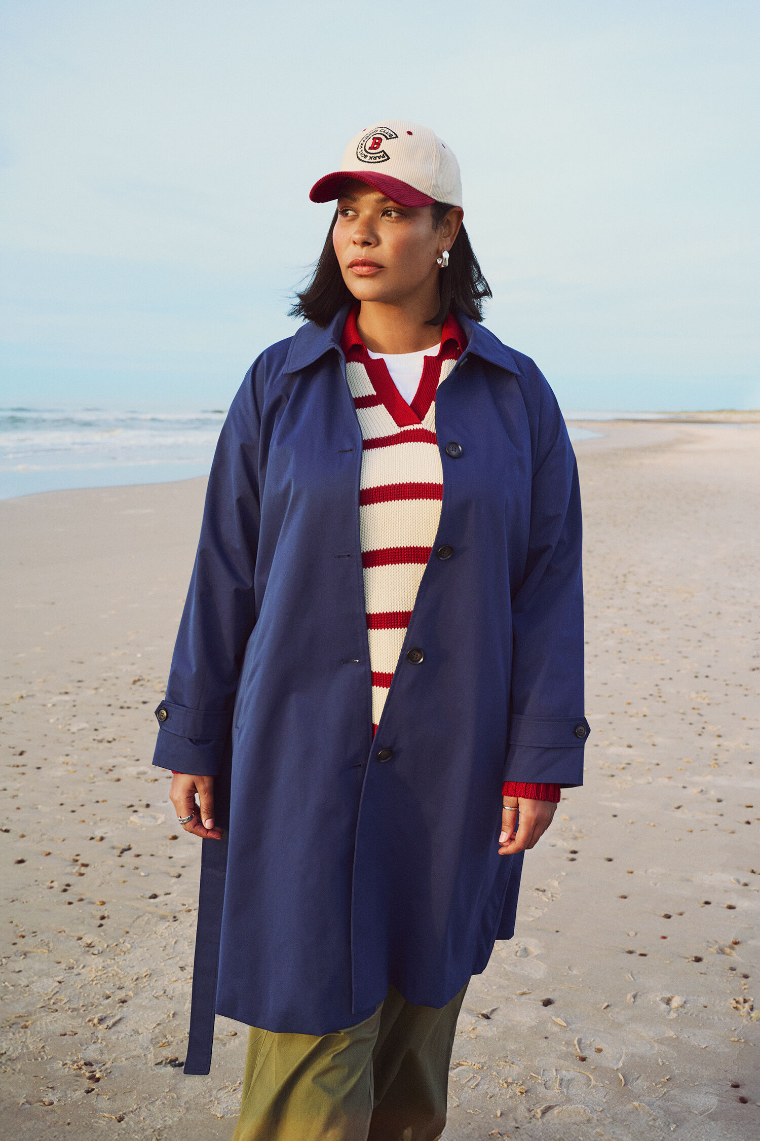 Zizzi Blauer Trenchcoat, , Model