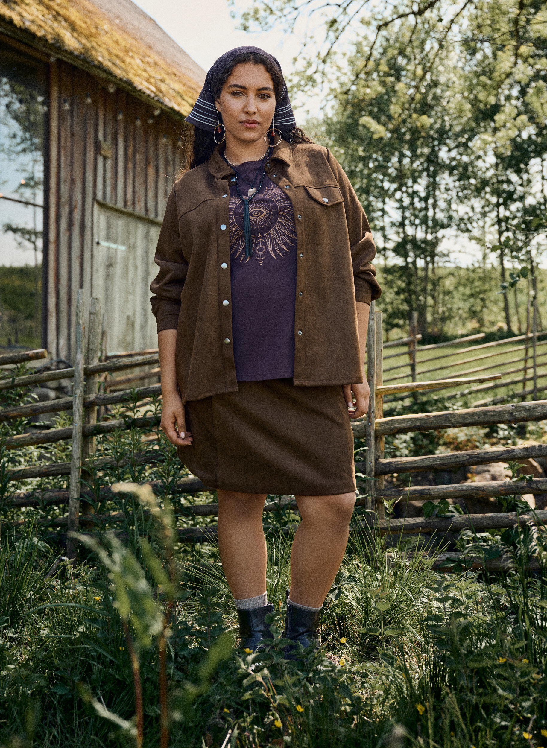 Zizzi Jupe courte &eacute;vas&eacute;e en faux daim, Marron, Image image number 0