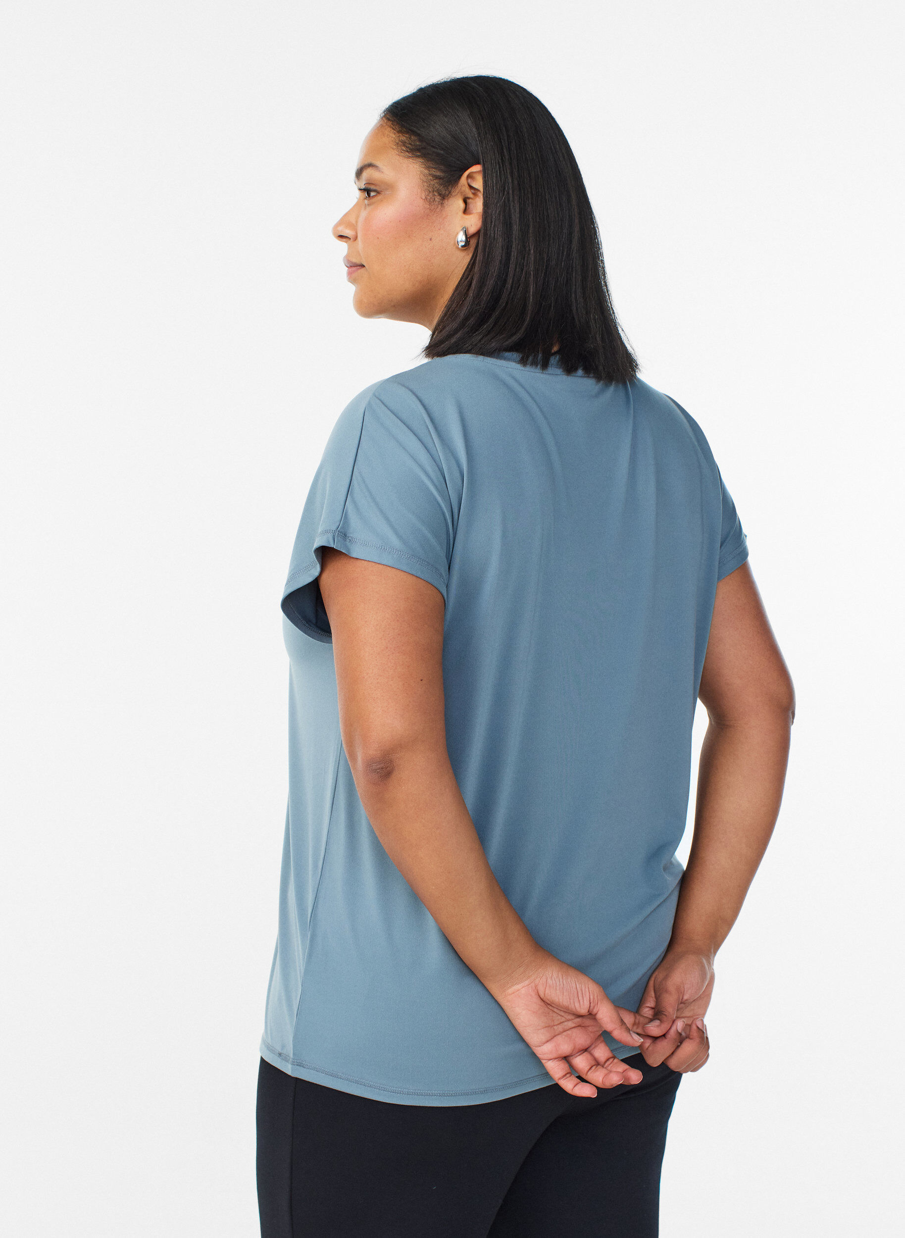 Zizzi T-shirt d&rsquo;entra&icirc;nement ample avec col en V, Gris bleut&eacute;, Model image number 2