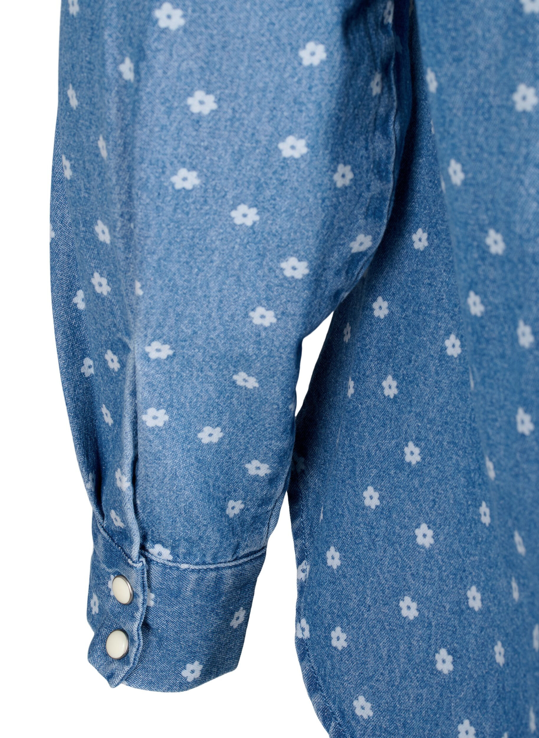Zizzi Gebl&uuml;mtes Jeanshemd mit Brusttasche, Light Blue w.Flowers, Packshot image number 4