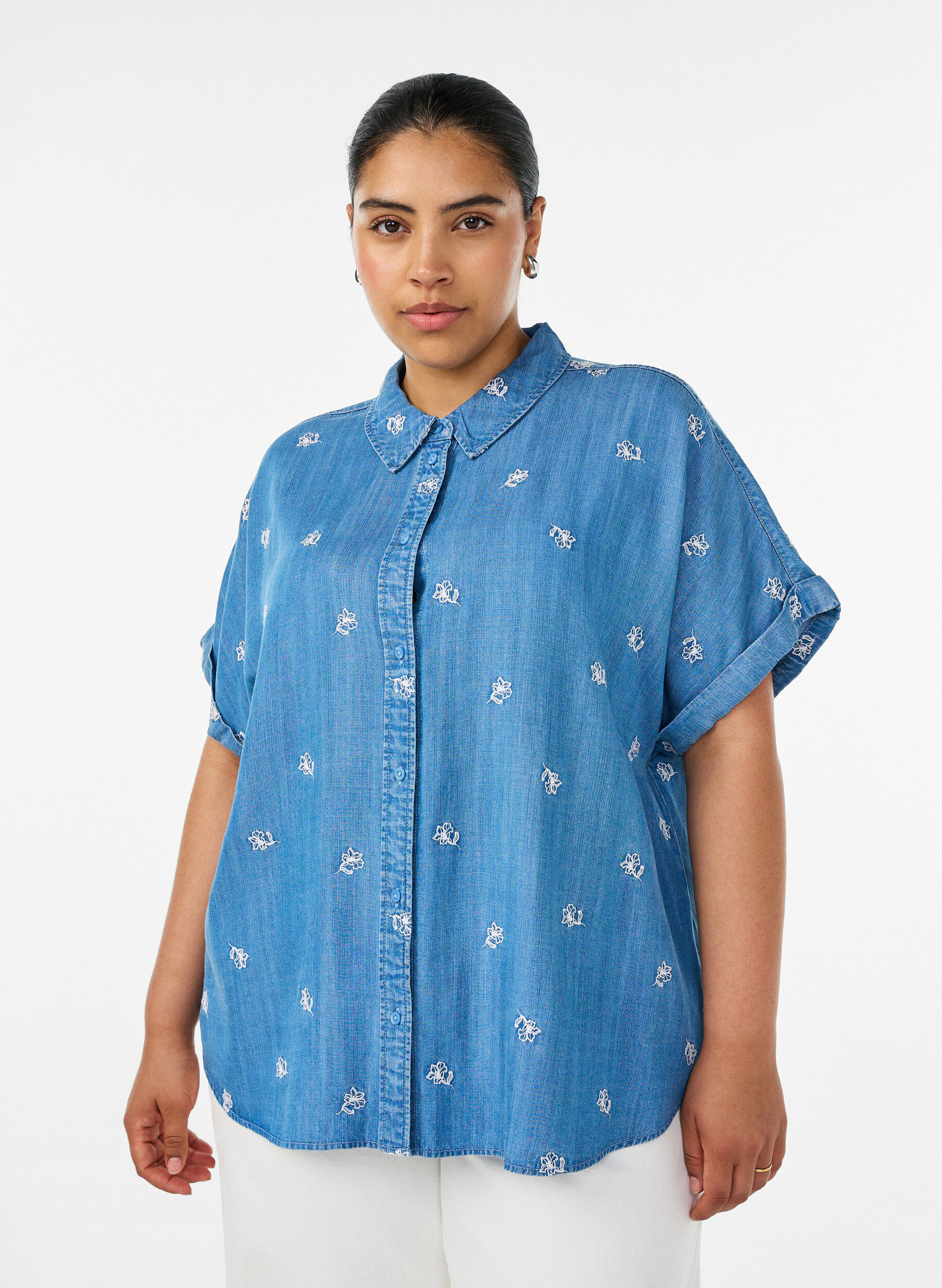 Hemd aus Lyocell in Jeans-Optik mit gebl&uuml;mter Stickerei, Blau, Model