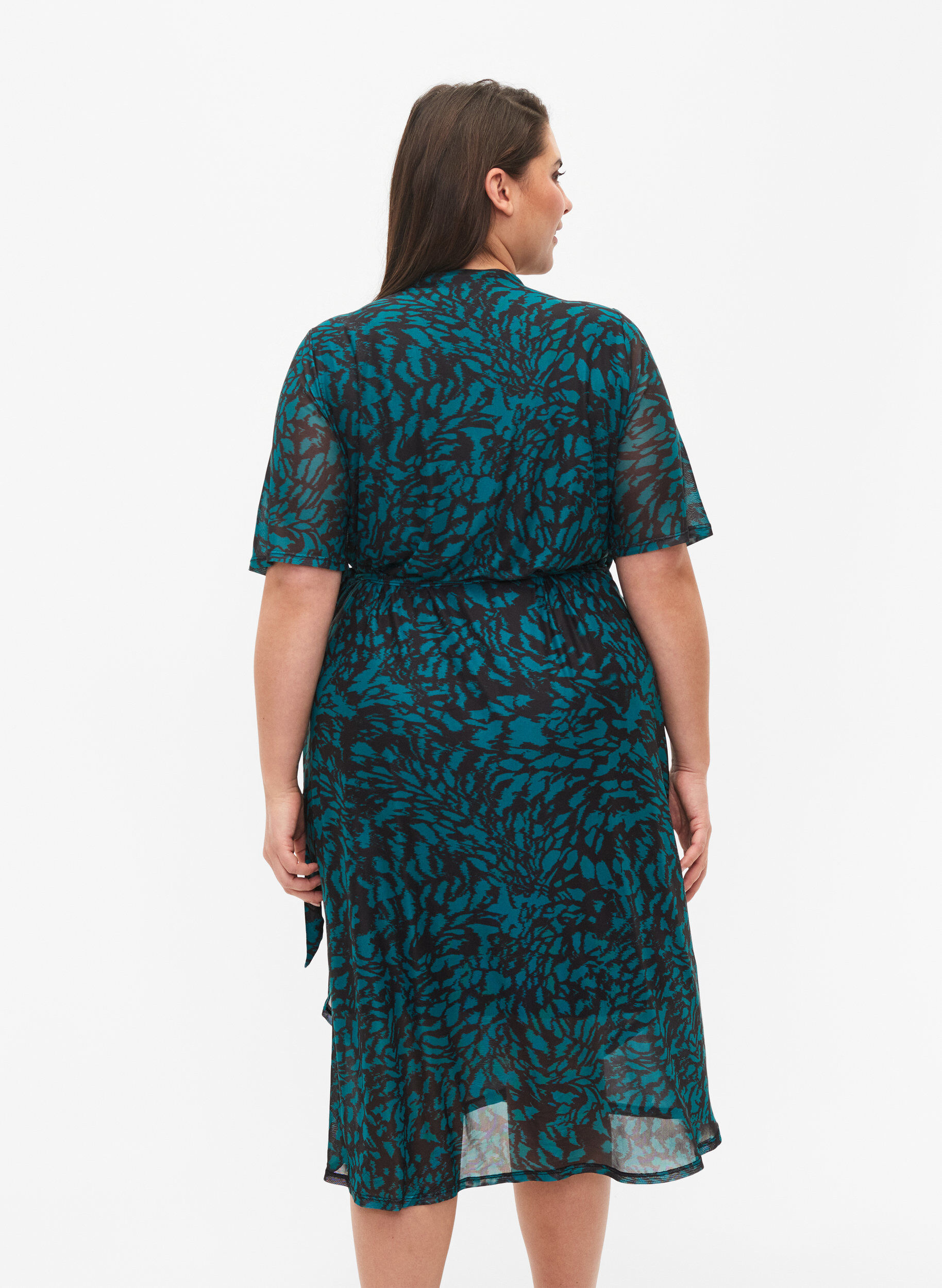 Zizzi Robe midi enveloppante imprim&eacute;e, Black Green AOP, Model image number 1