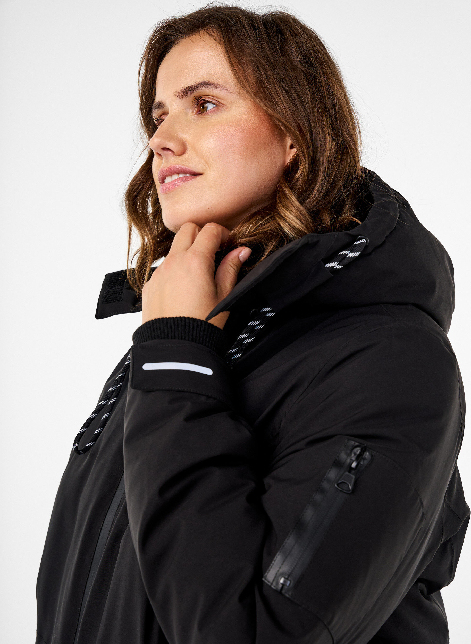Zizzi Praktische Winterjacke mit Kapuze und Taschen, Schwarz, Model image number 4