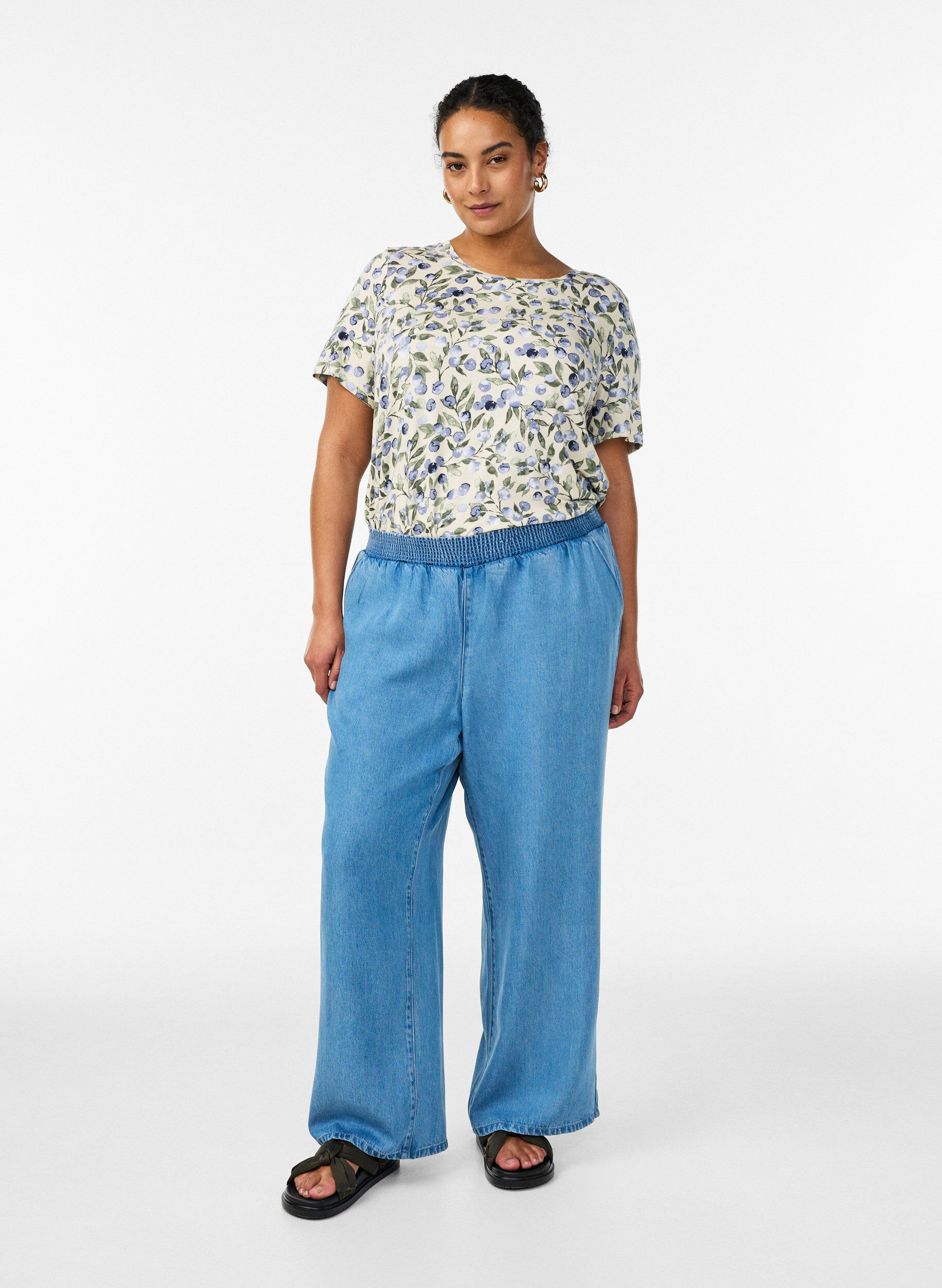 Zizzi T-shirt avec imprim&eacute; floral, Vanille, Model image number 1