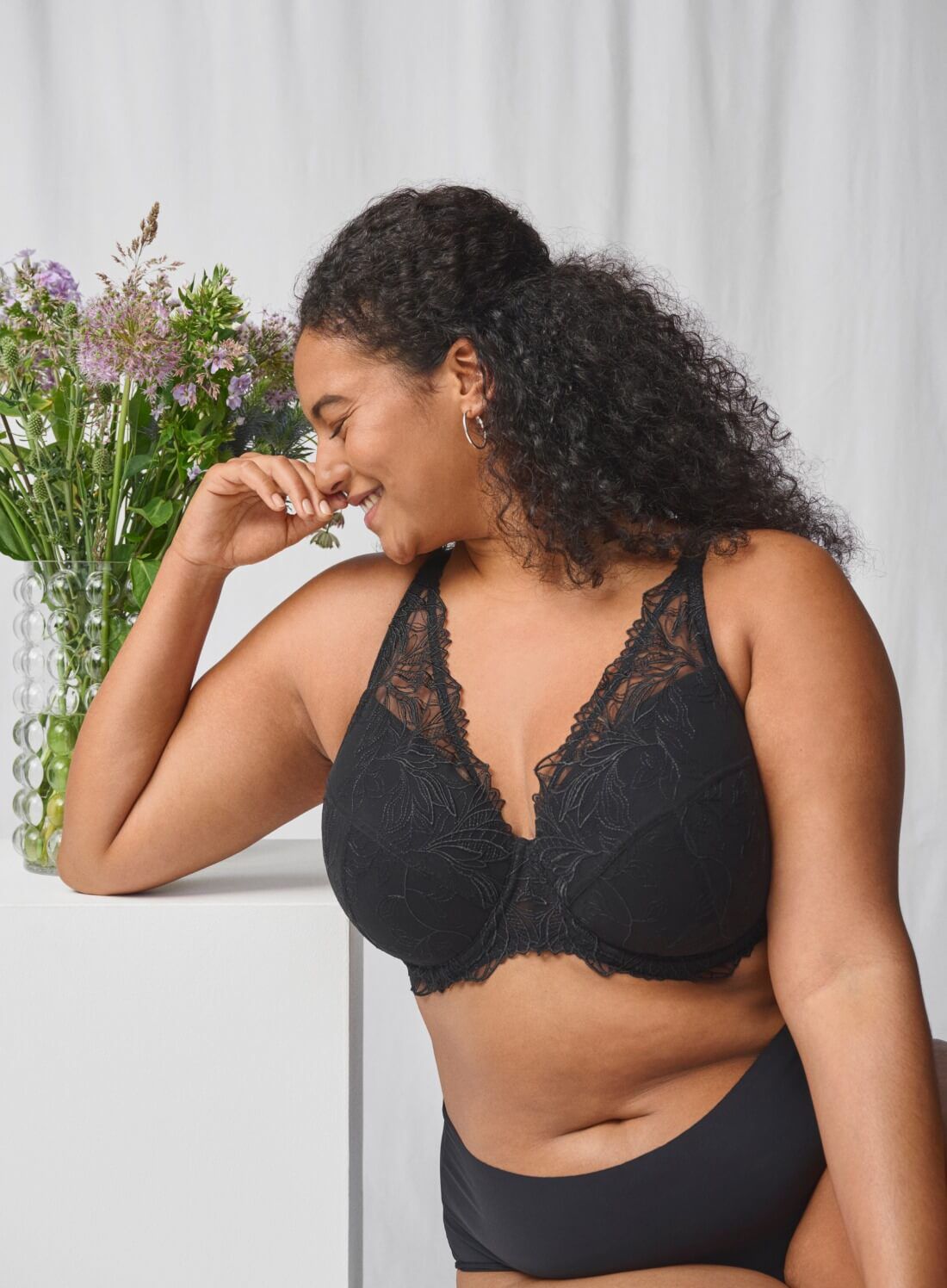 Zizzi Soutien-gorge rembourr&eacute; en dentelle avec string sans couture, , Model