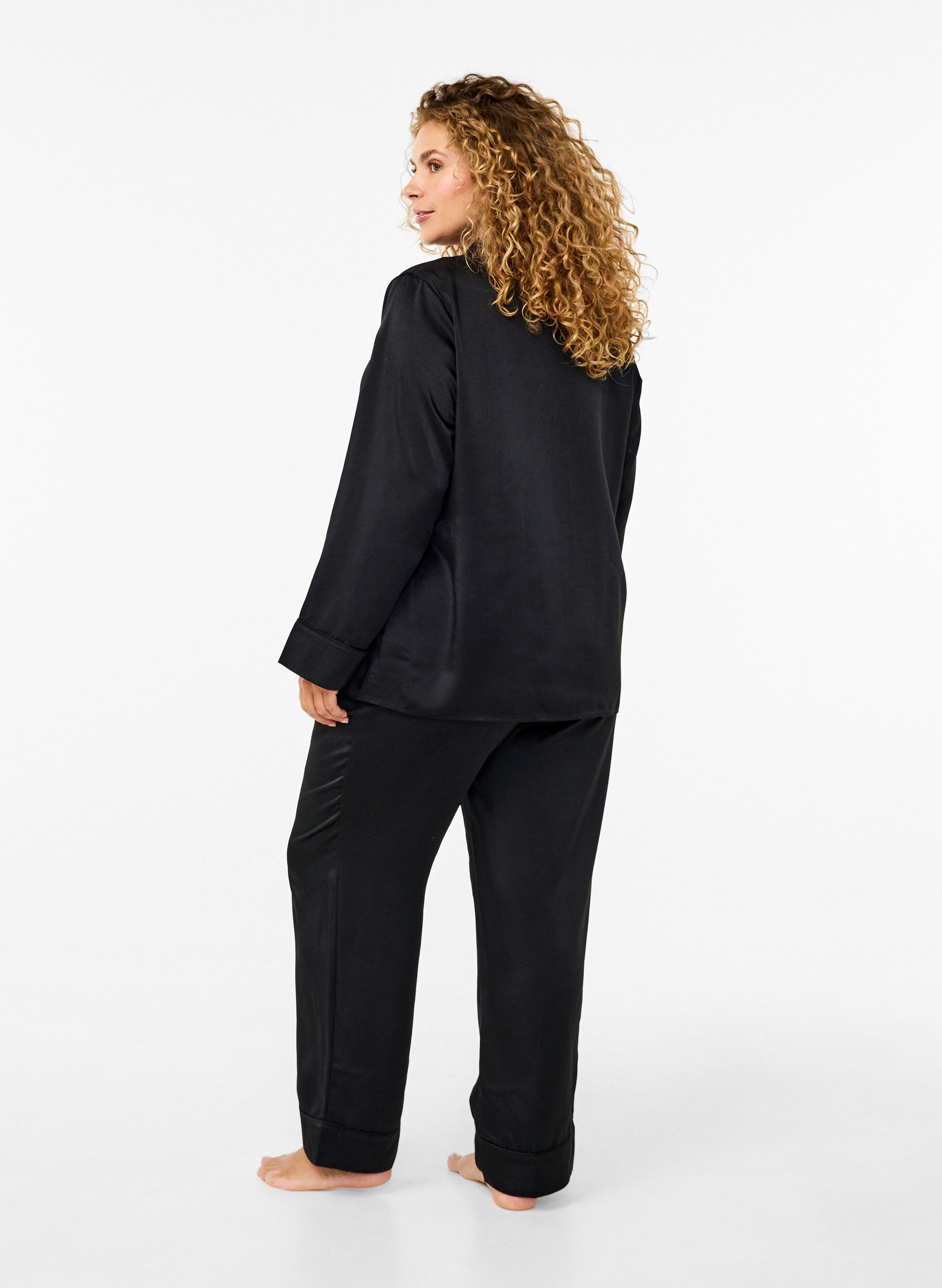 Zizzi Pantalon de pyjama en satin avec taille &eacute;lastiqu&eacute;e, Black, Model image number 1