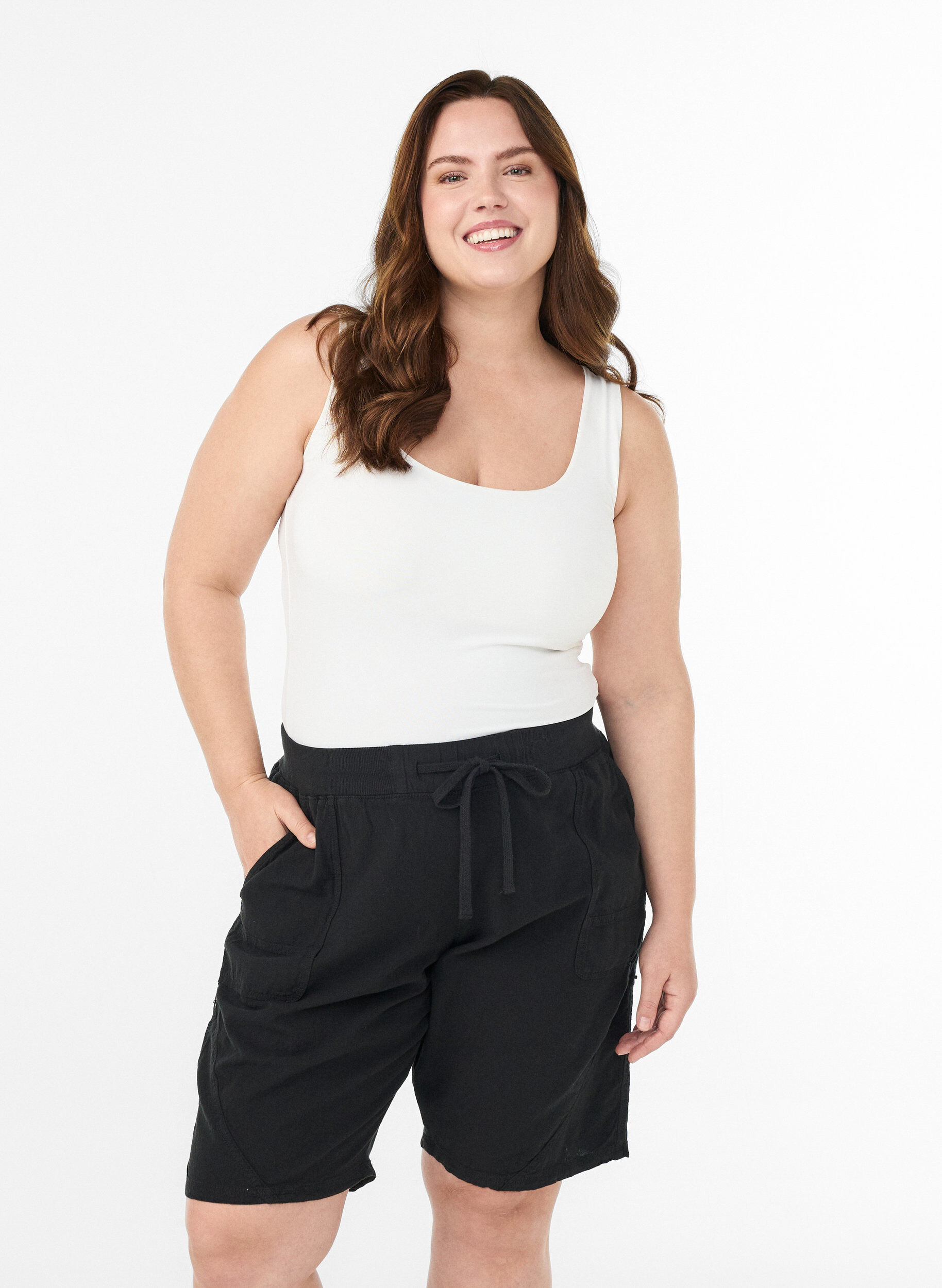 Zizzi Lockere Shorts aus Baumwolle mit Taschen, Schwarz, Model image number 0