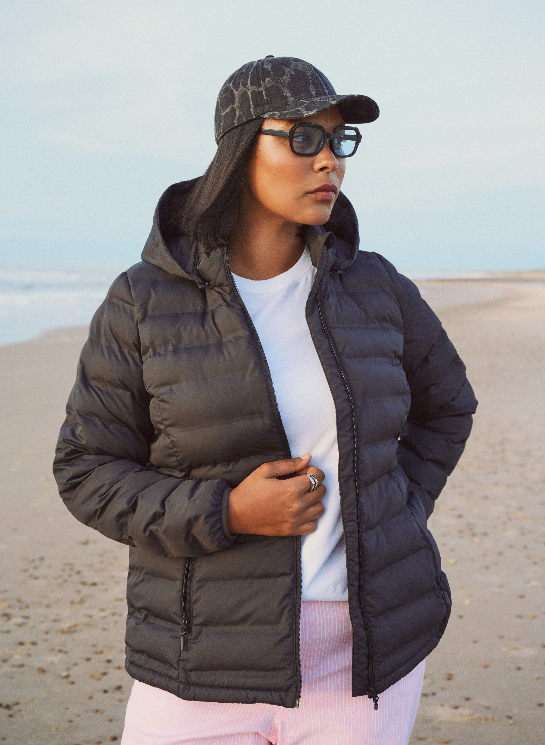 Zizzi Wasserabweisende leichte Jacke mit Kapuze, Schwarz, Image image number 0