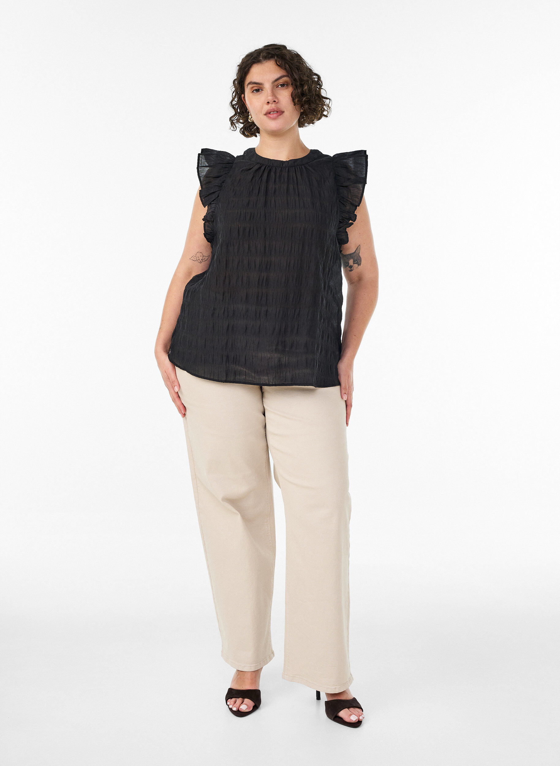 Zizzi&Auml;rmellose Bluse mit Struktur und R&uuml;schen, Schwarz, Model image number 1