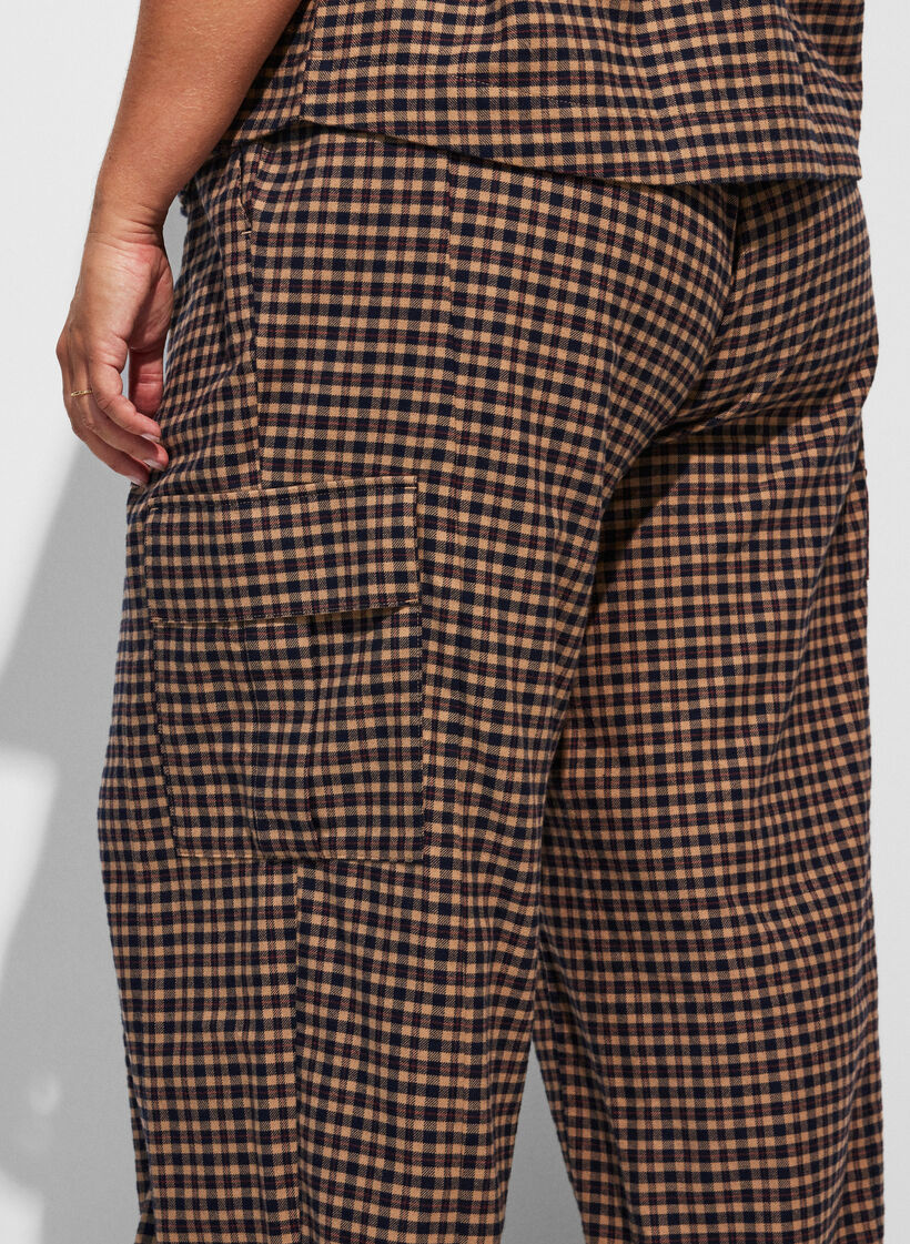 Karierte Cargohose aus Baumwolle, Braun, Model