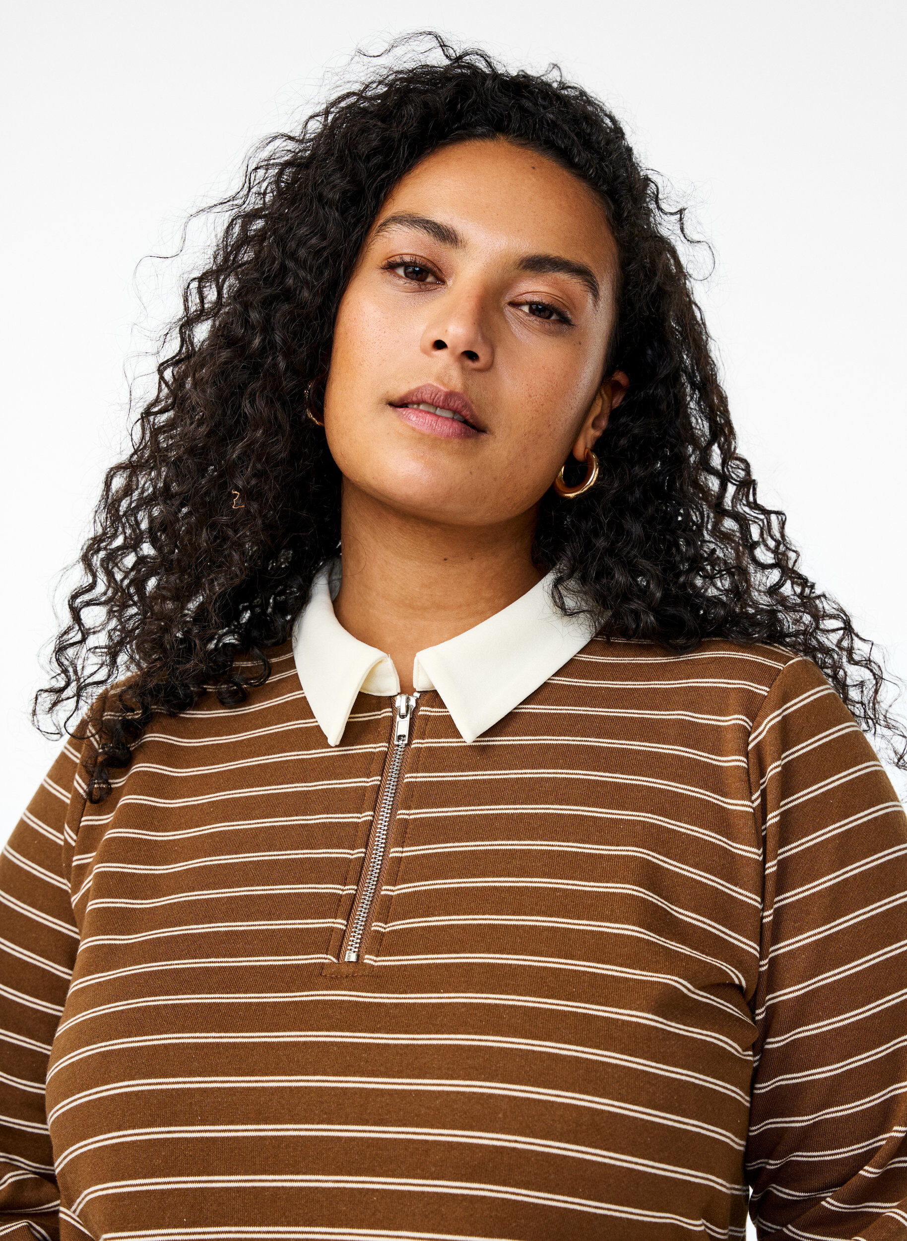 Zizzi Poloshirt mit Streifen und Rei&szlig;verschluss, Braun, Model image number 3