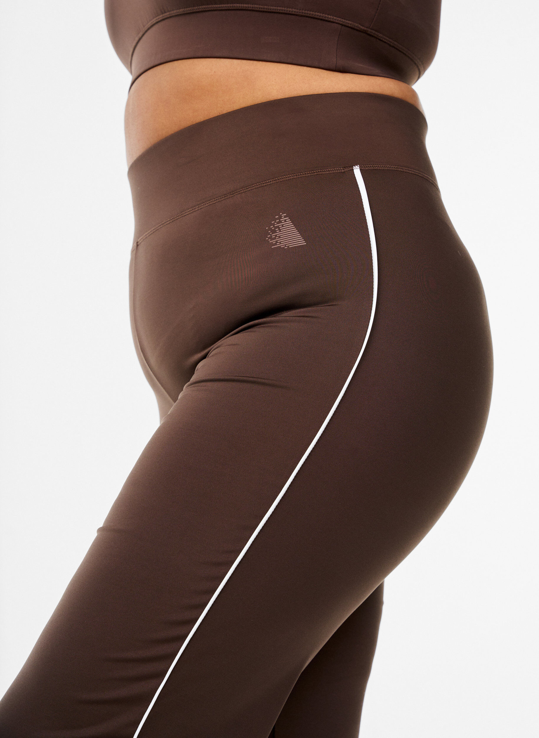 Zizzi Pantalon de sport &eacute;vas&eacute; avec liser&eacute; contrastant, Marron, Model image number 2
