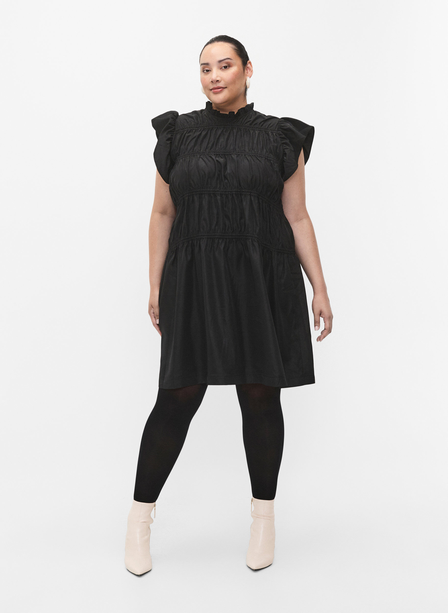 Zizzi Kleid mit R&uuml;schen und elastischen Schnittlinien, Black, Model image number 4