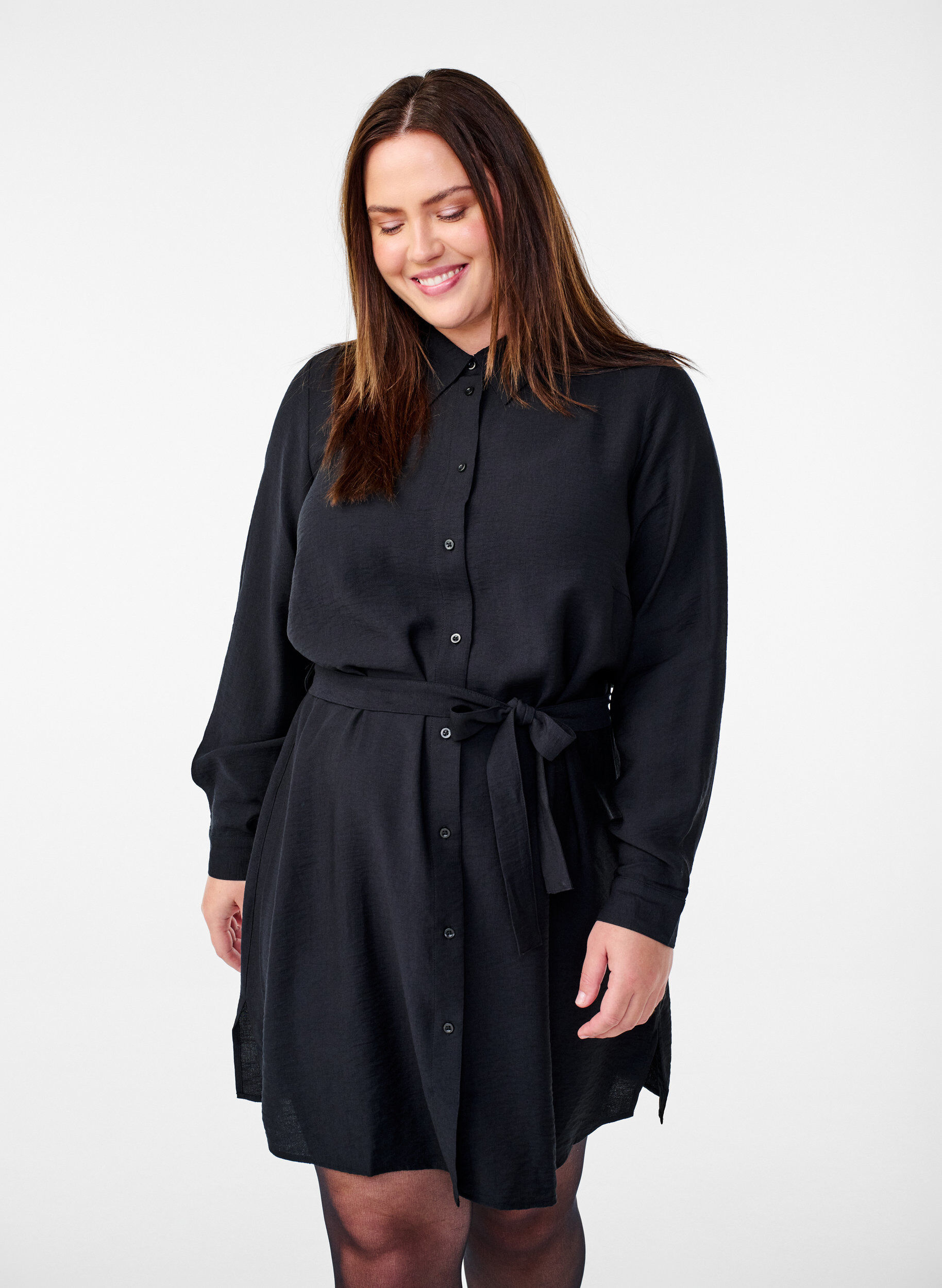 Zizzi Hemdblusenkleid mit Bindeg&uuml;rtel und langen &Auml;rmeln, Schwarz, Model image number 0