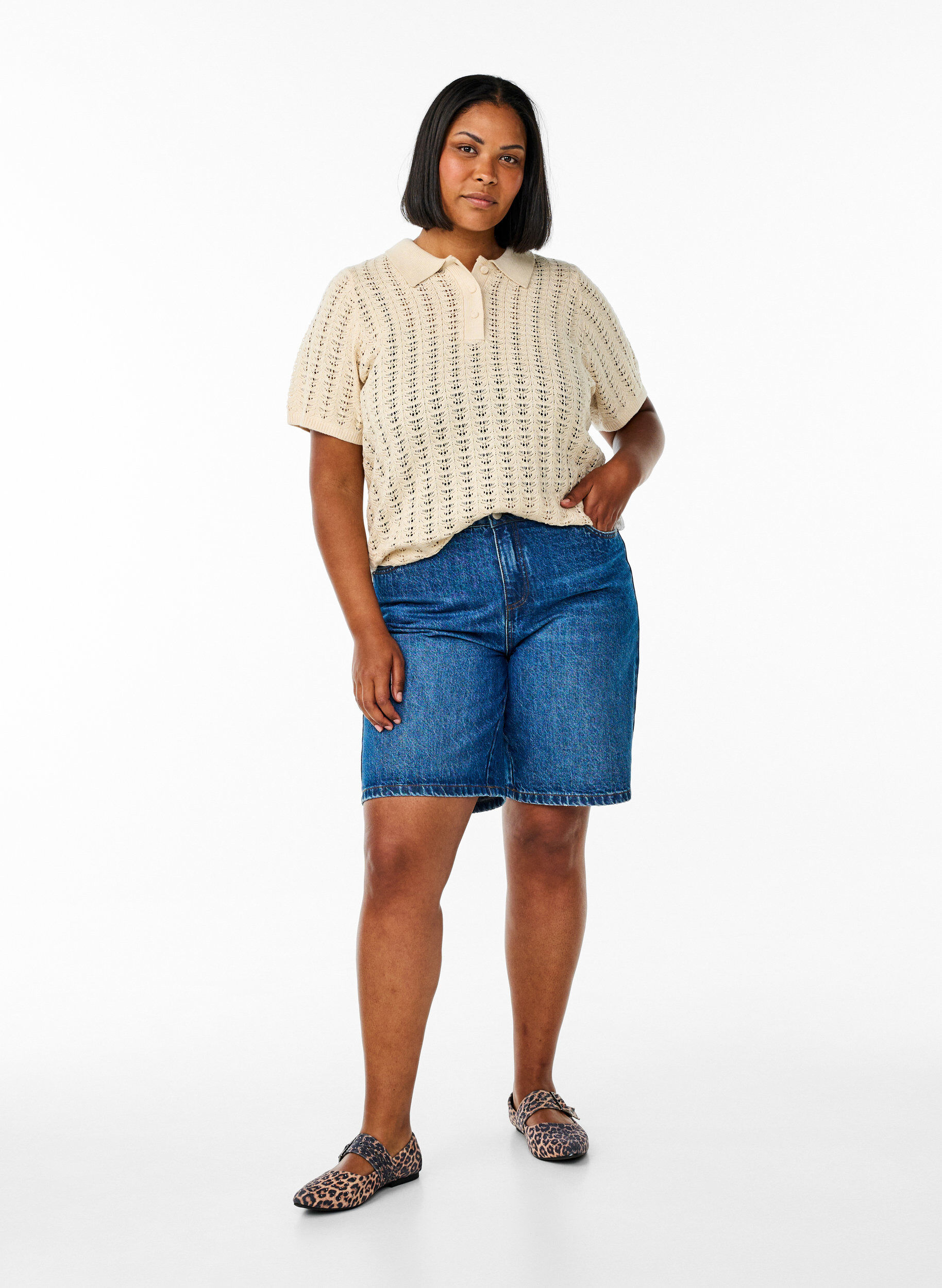 Zizzi Polo en tricot avec motif d'&oelig;illet, Beige, Model image number 1