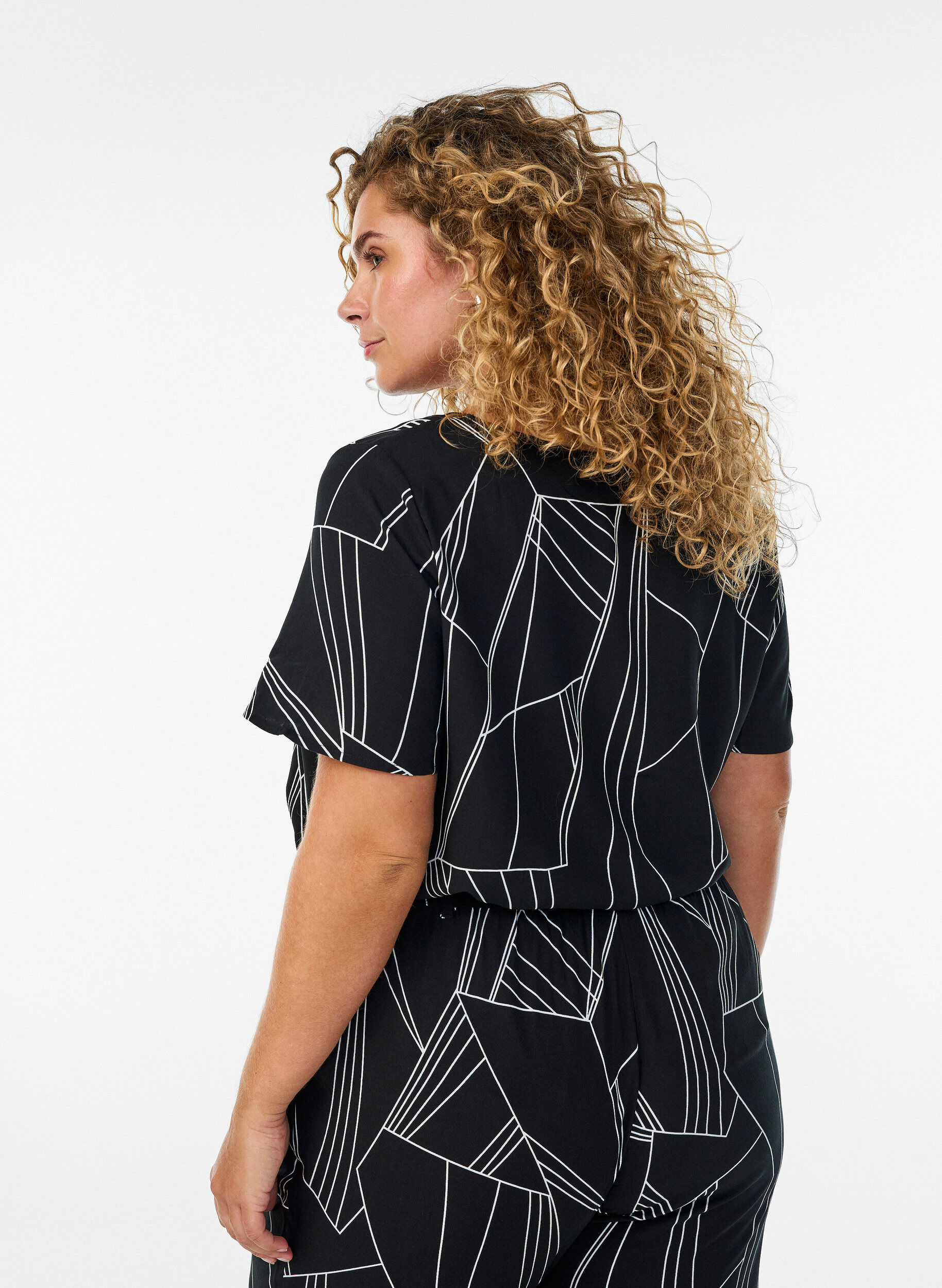 ZizziKurz&auml;rmelige Bluse aus Viskose mit Print, Schwarz, Model image number 2