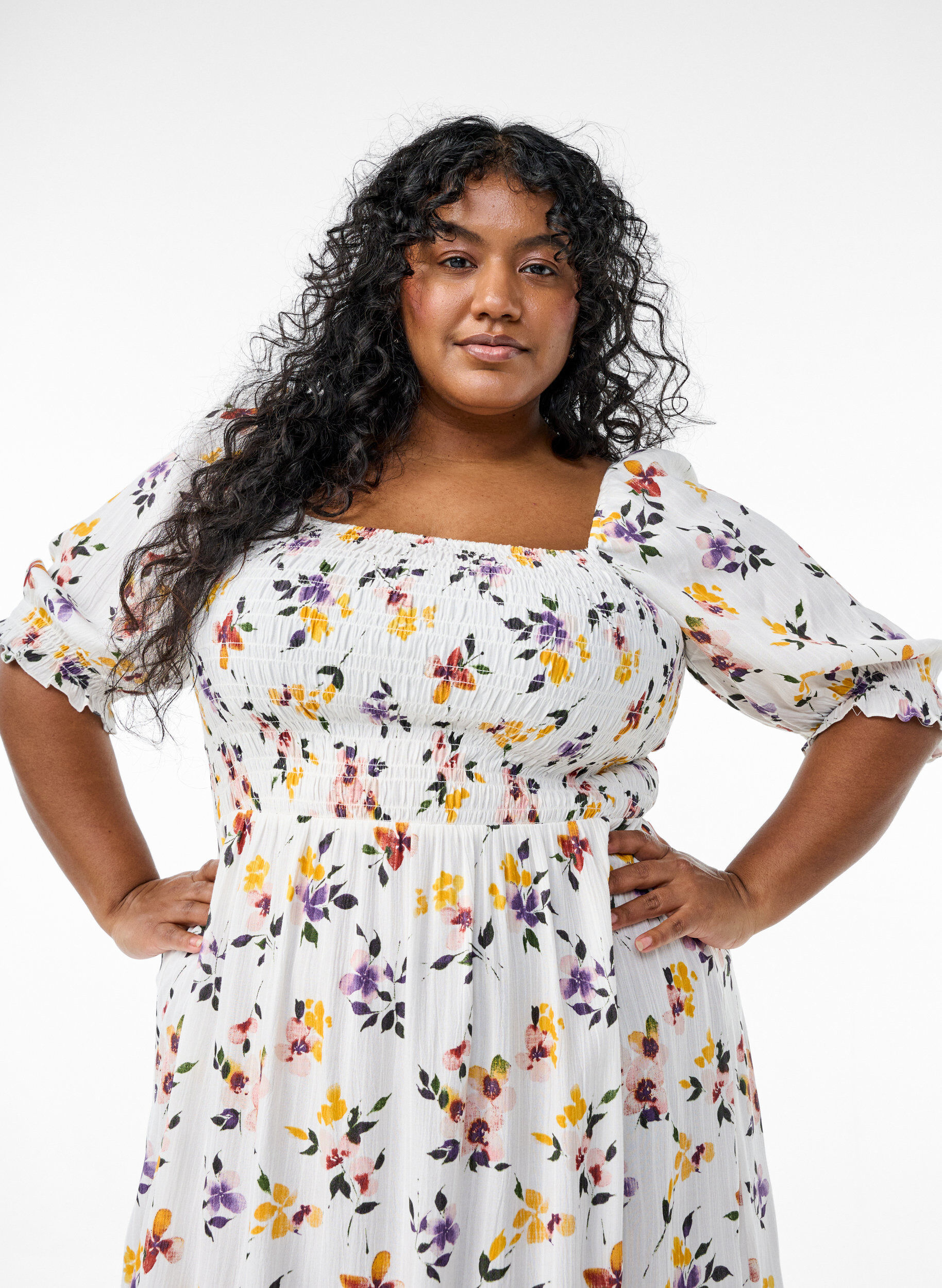 ZizziRobe midi en viscose &agrave; fleurs avec smock, Blanc, Model image number 2