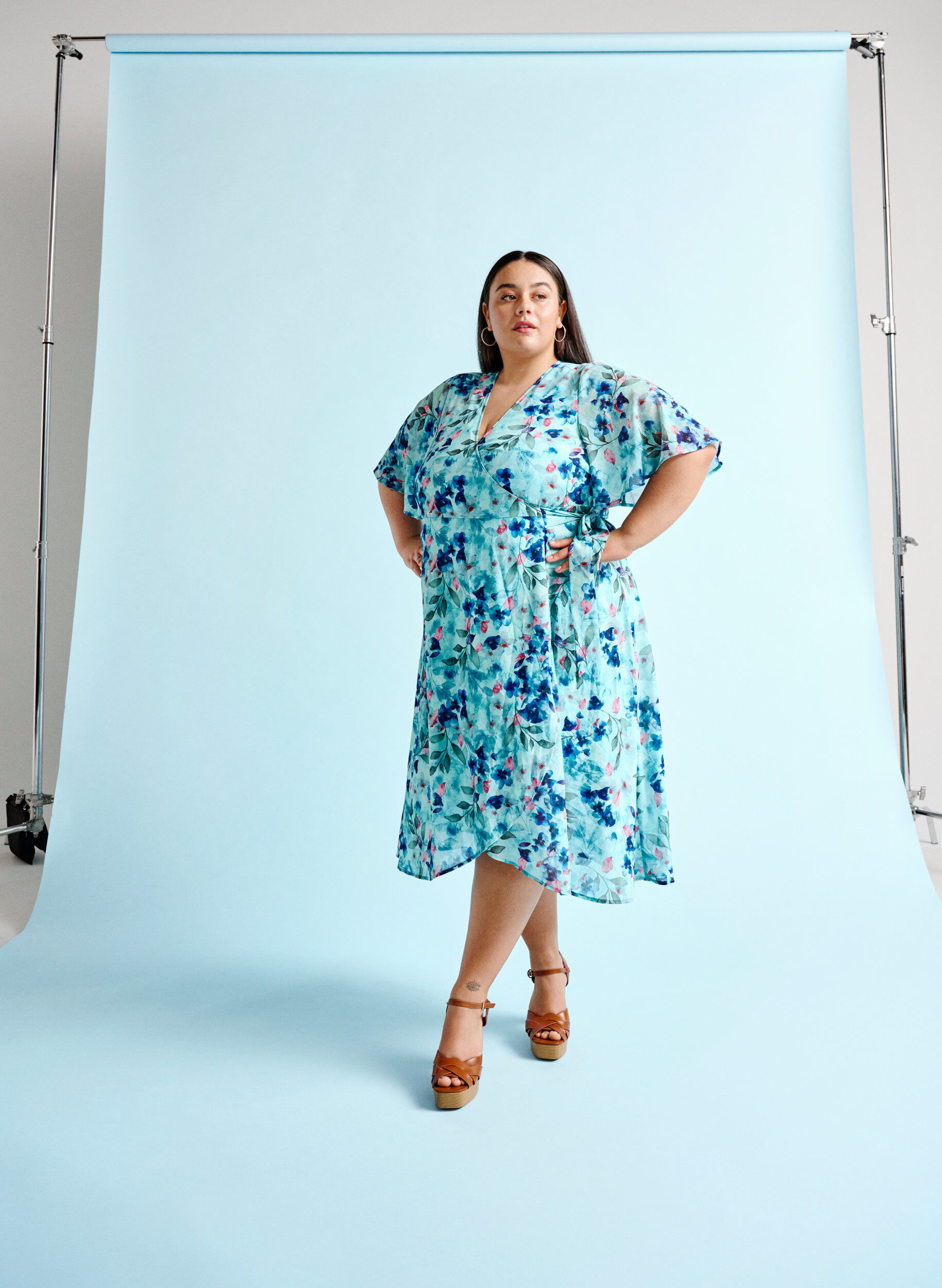 Zizzi Robe portefeuille &agrave; manches courtes avec imprim&eacute; floral, Trellis AOP, Image image number 0