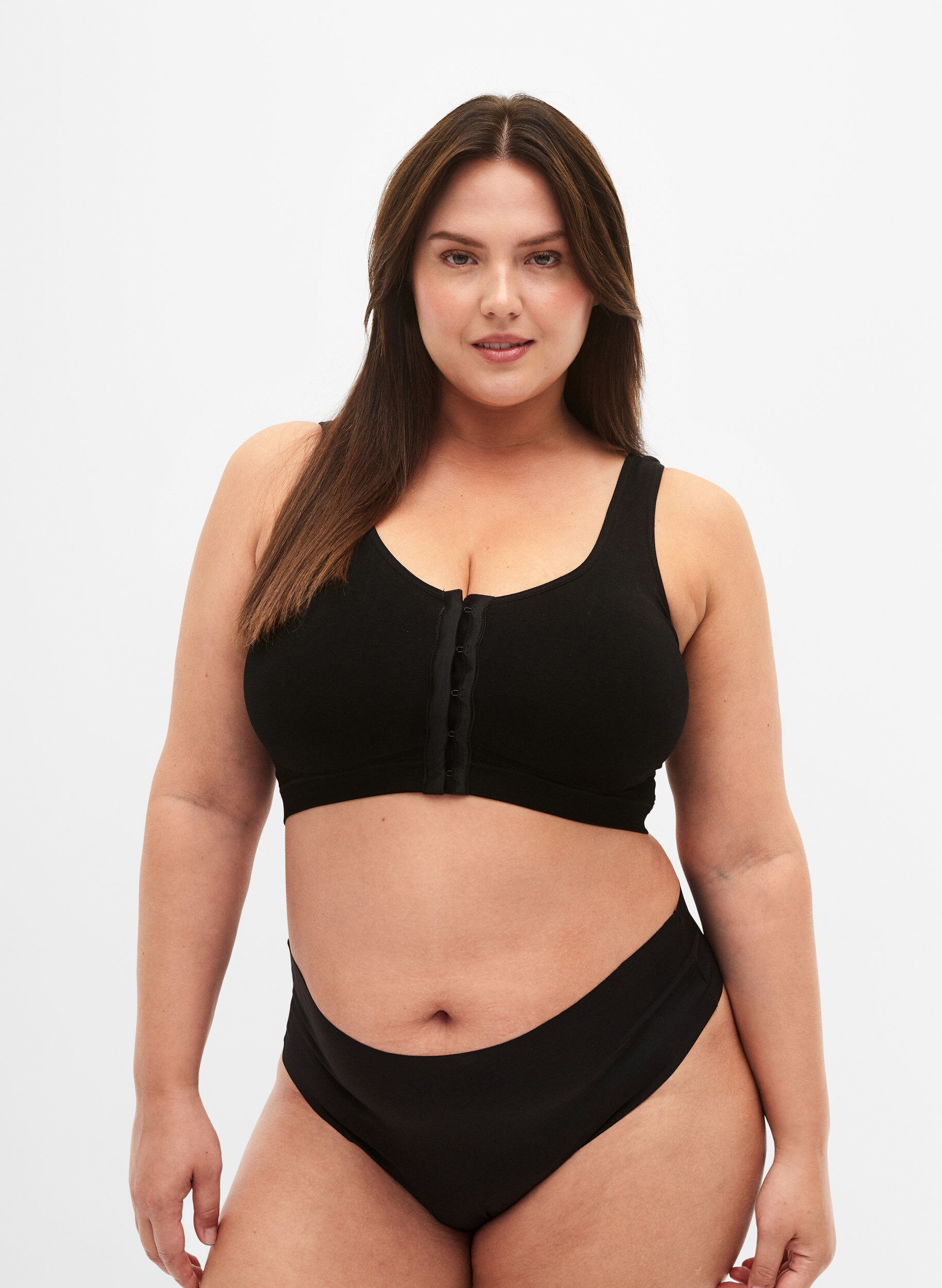 Zizzi Soutien-gorge sans coutures avec fermeture &agrave; l'avant, Black, Model image number 2