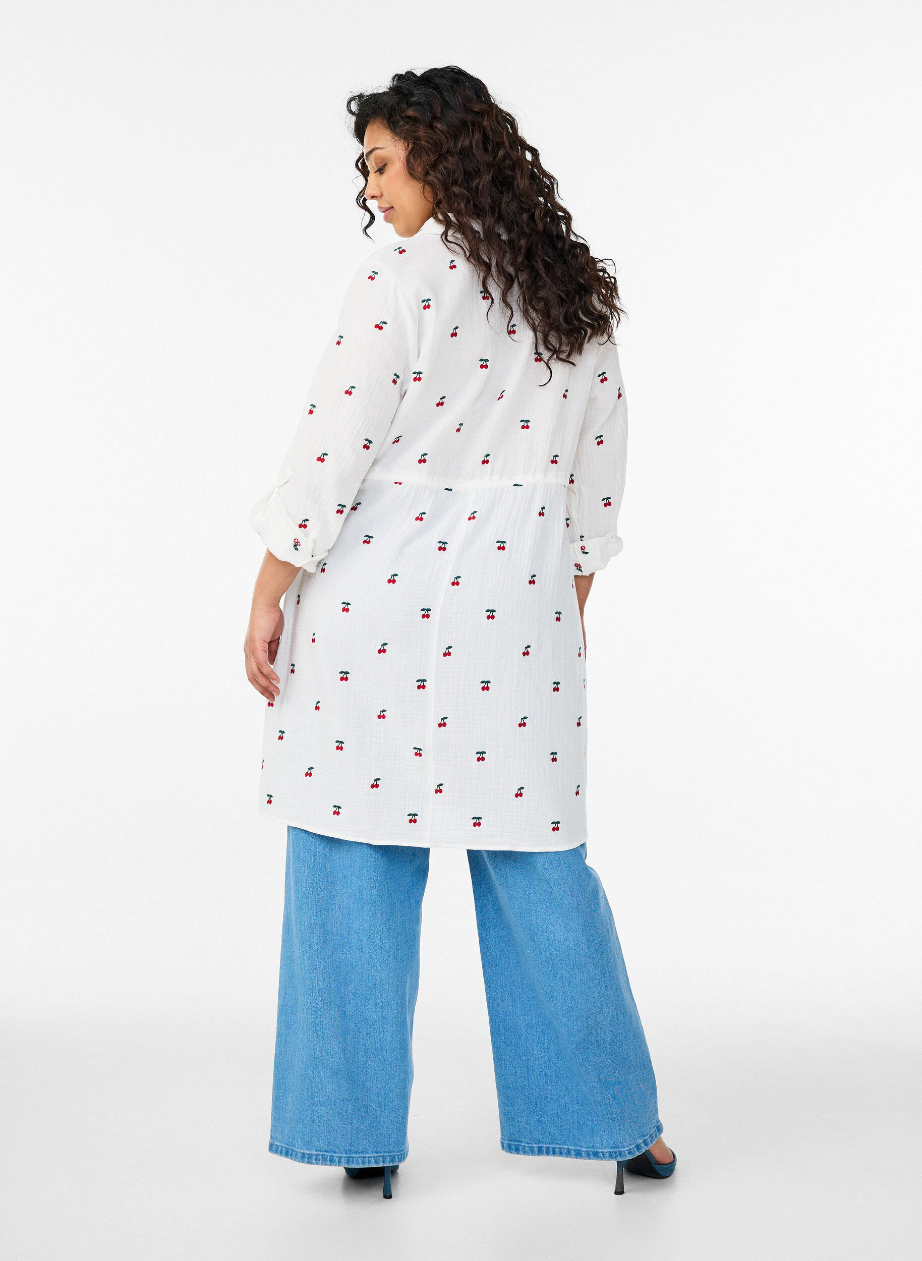 Zizzi Hemdblusenkleid aus Baumwoll-Musselin mit bestickten Motiven, Vanille, Model image number 2