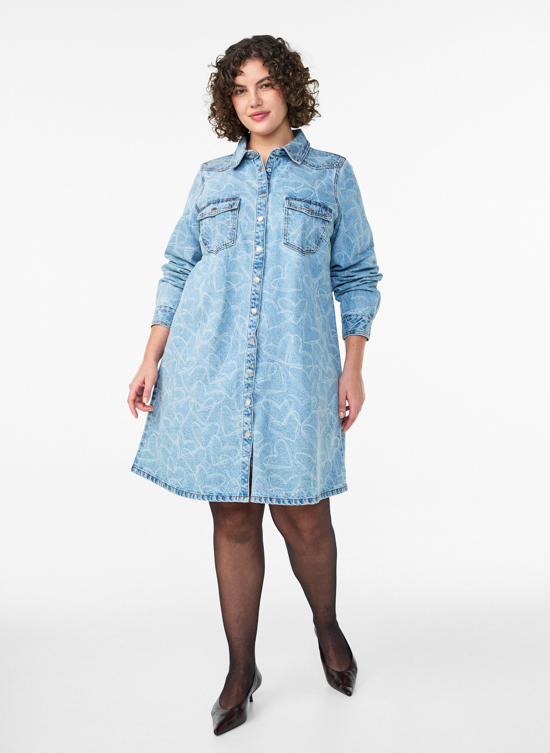 Zizzi Robe en jean &agrave; motif c&oelig;urs, Bleu Clair, Model image number 1