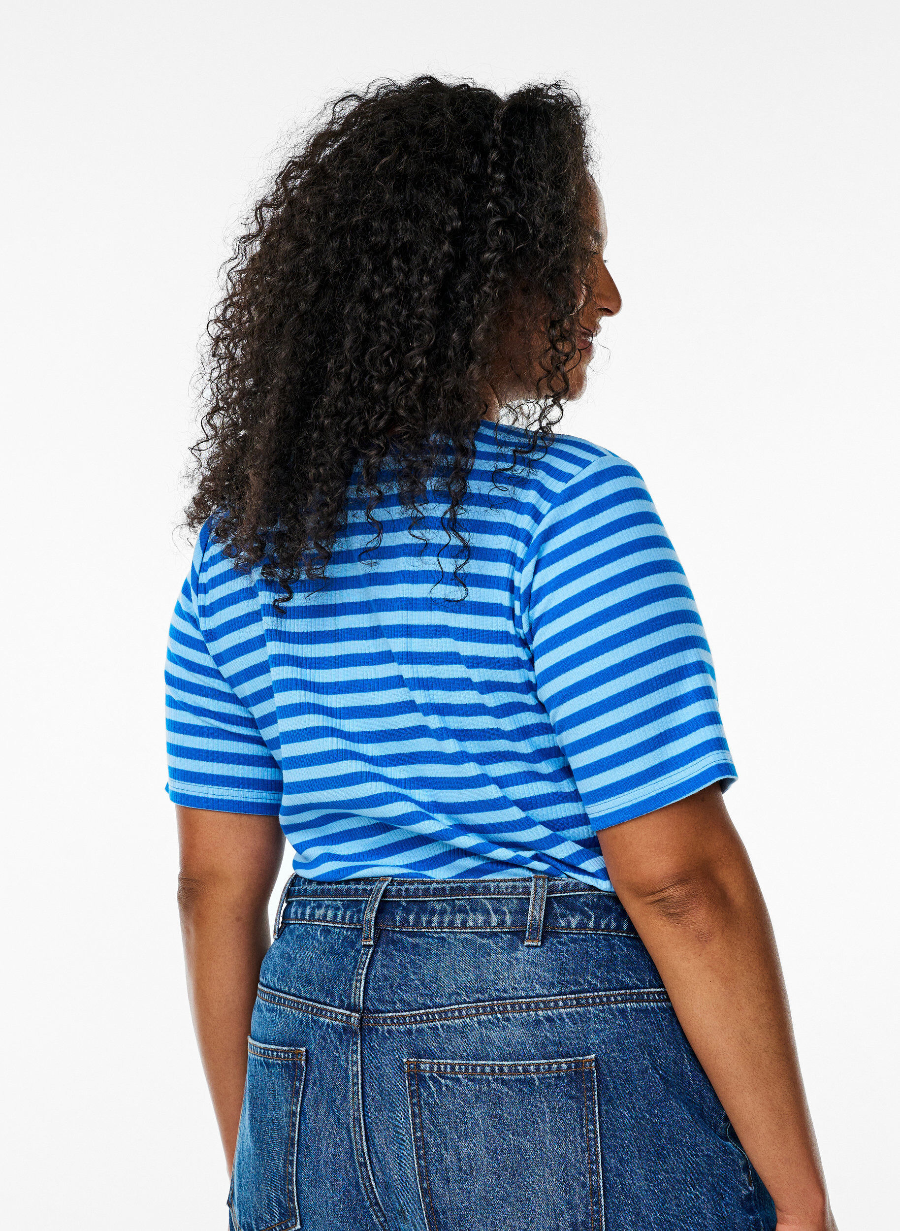 Zizzi T-shirt ray&eacute; &agrave; texture c&ocirc;tel&eacute;e, Bleu Clair, Model image number 2