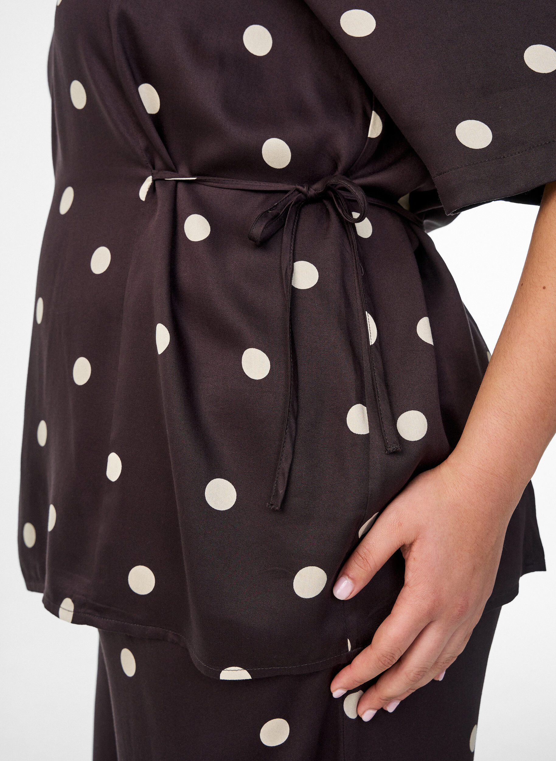 ZizziBlouse en viscose &agrave; pois avec col en V et lien &agrave; nouer, Marron, Model image number 3