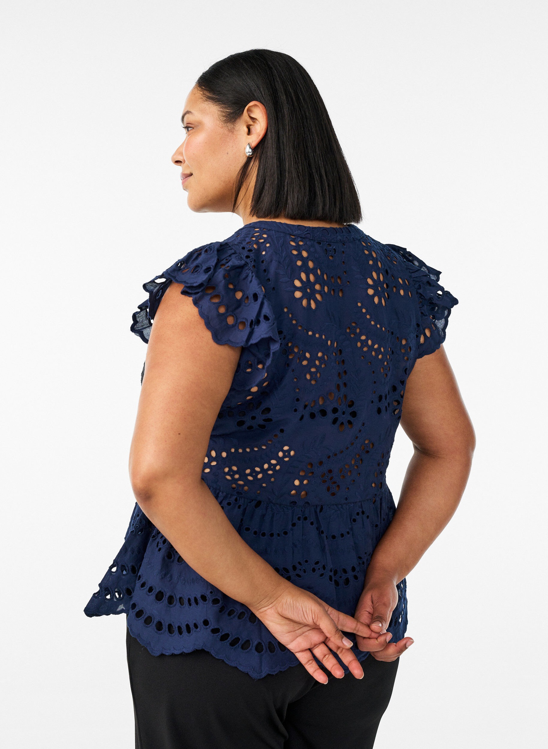 Zizzi &Auml;rmellose Bluse aus Lochstickerei mit R&uuml;schen, Blau, Model image number 2