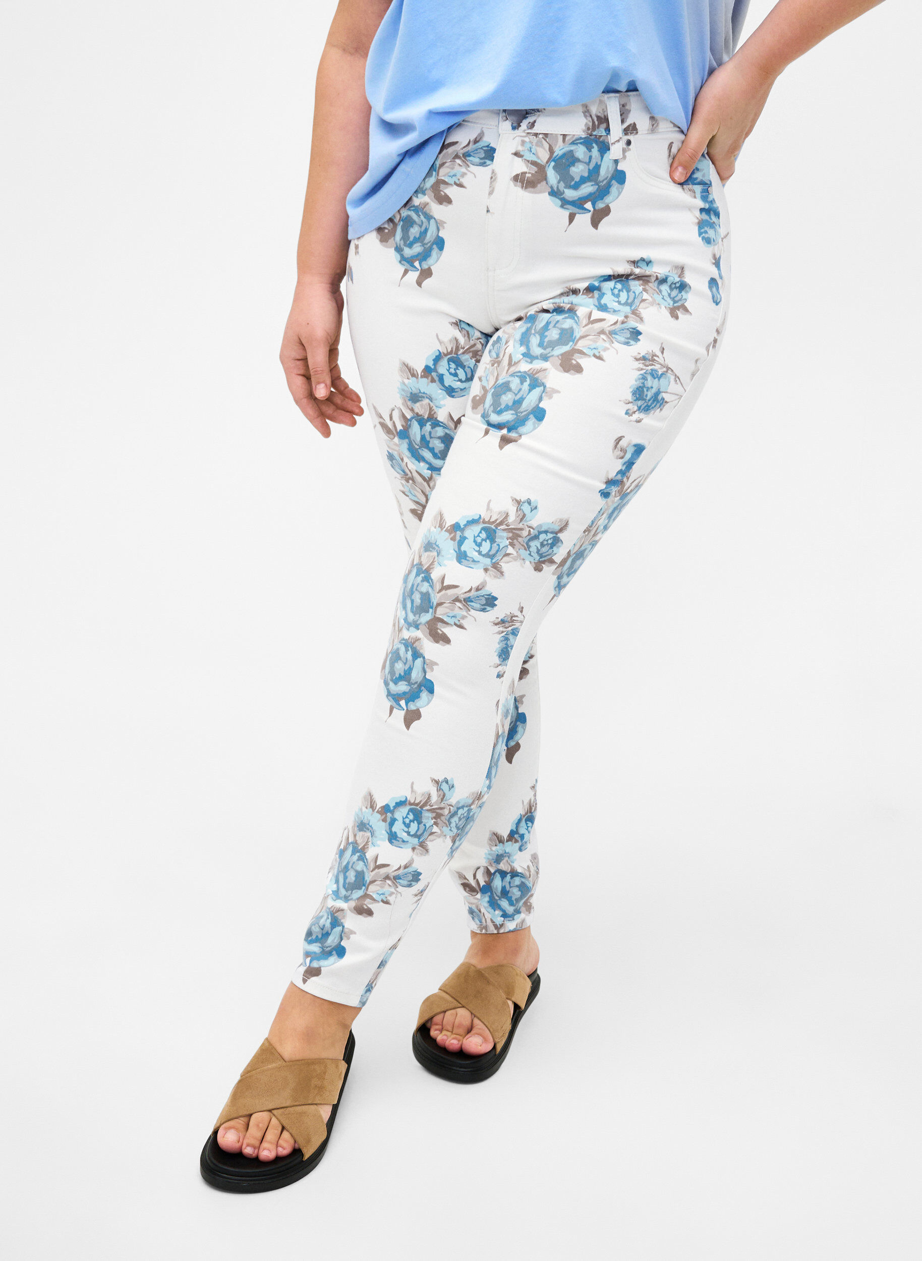 Zizzi Super-schmale Amy Jeans mit Blumenprint, Wei&szlig;, Model image number 2