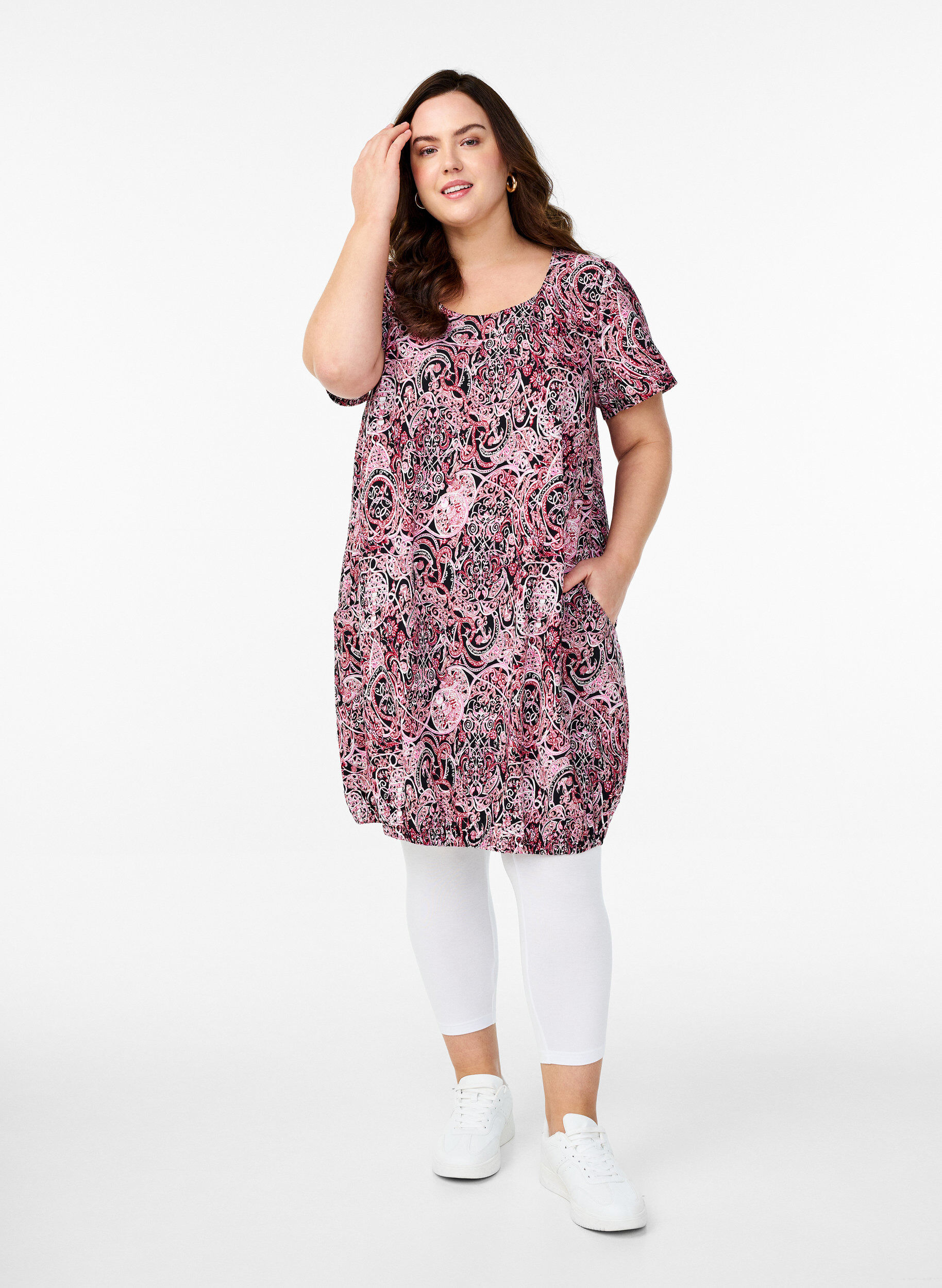 Zizzi Robe en coton imprim&eacute; &agrave; manches courtes, Noir, Model image number 1