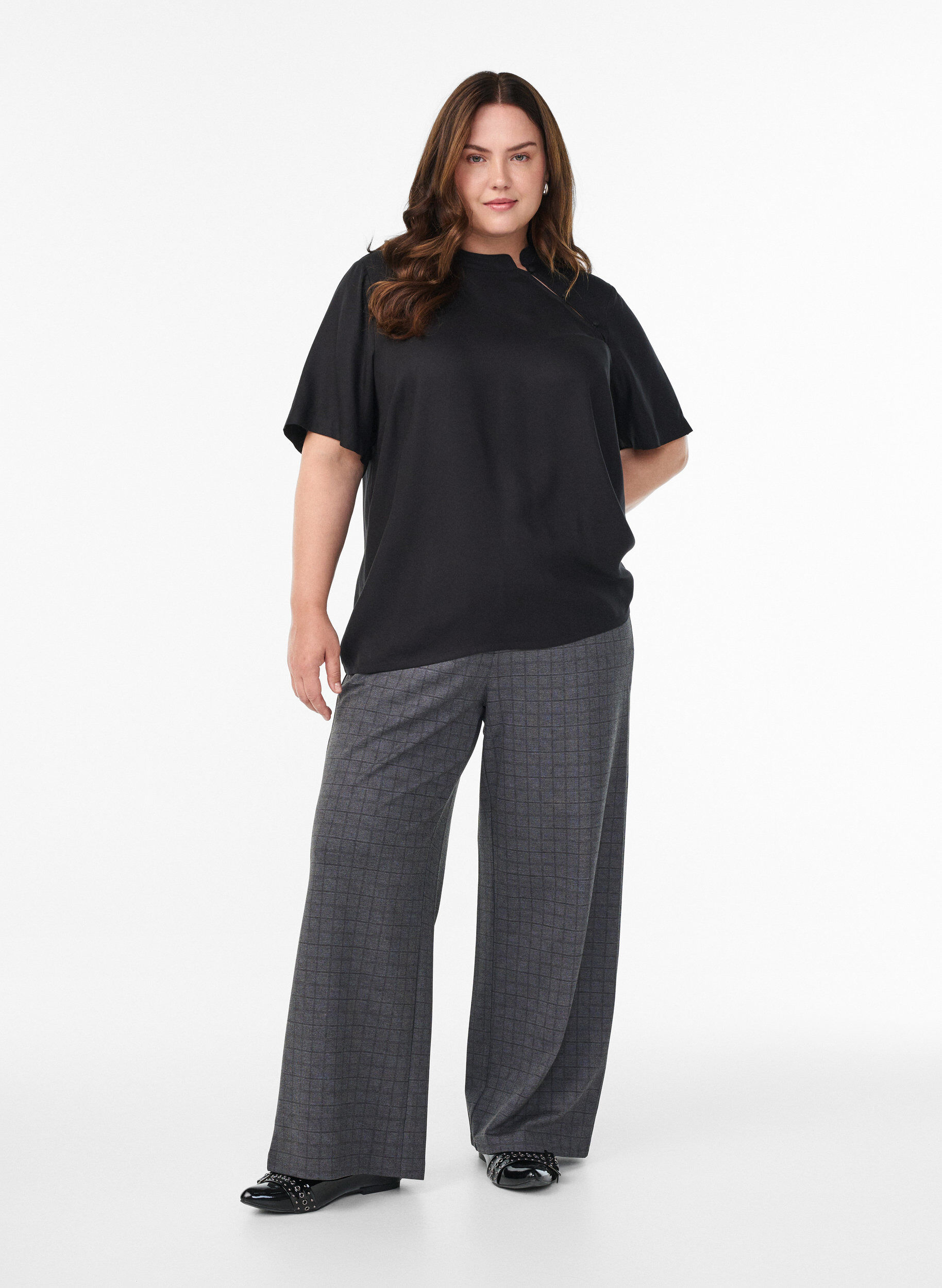 Zizzi Blouse &agrave; manches courtes avec boutonnage en diagonale, Noir, Model image number 1