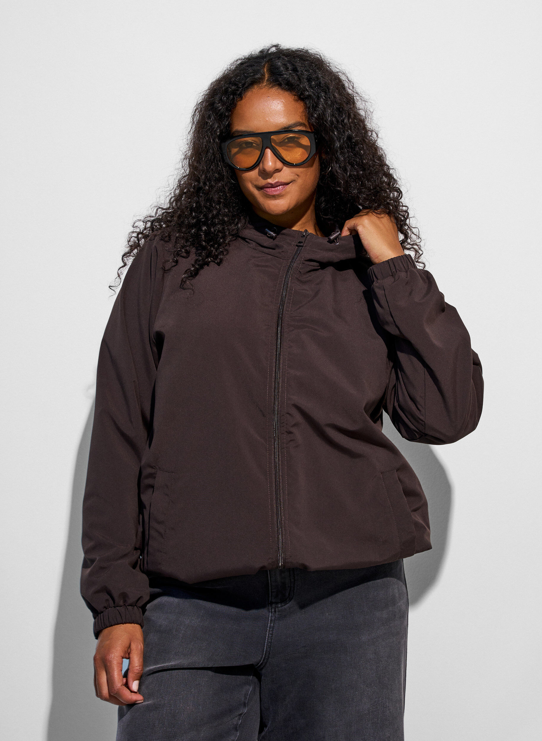 Leichte Jacke mit Kapuze und Rei&szlig;verschluss, Braun, Model