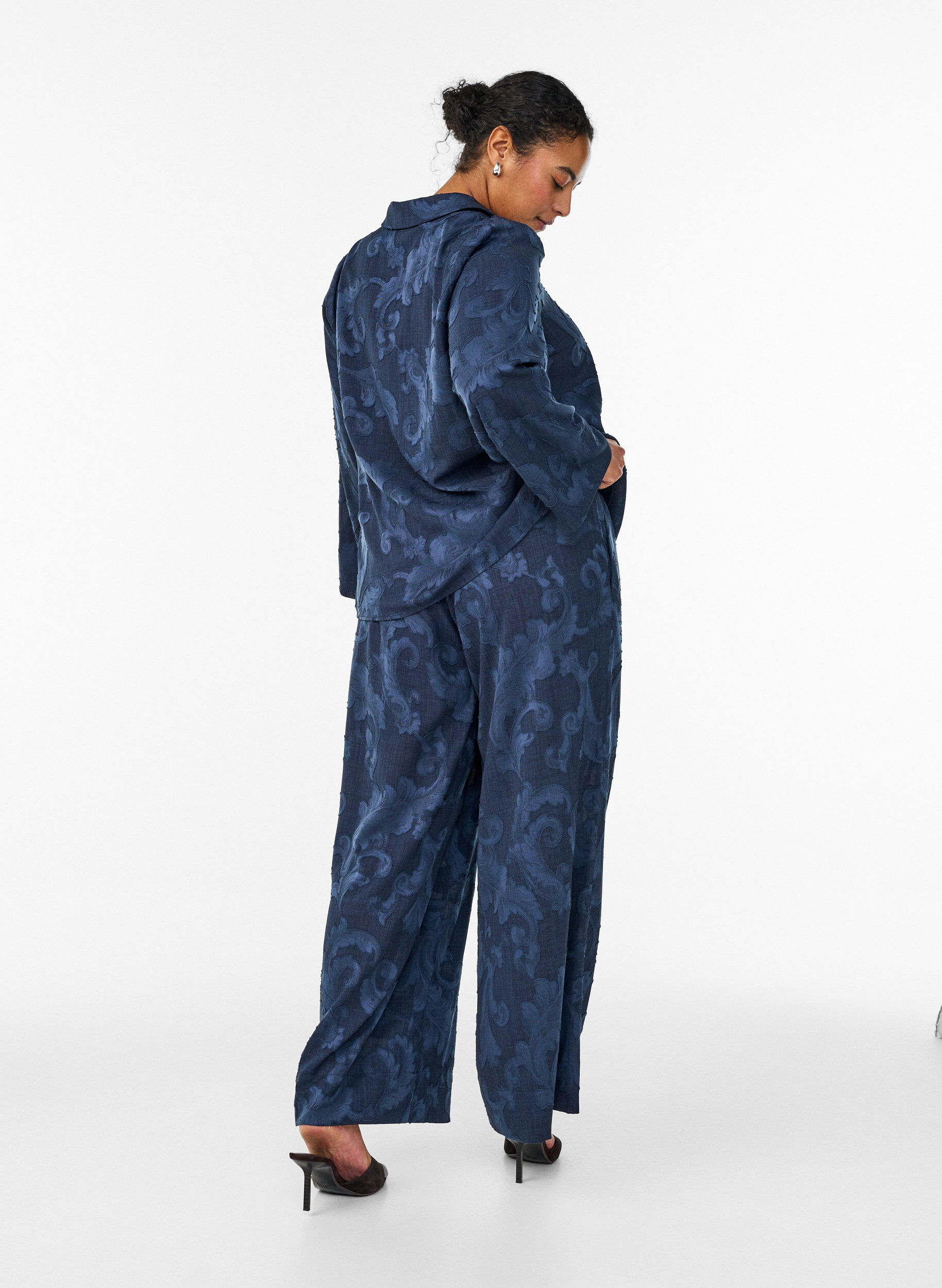 Zizzi Pantalon ample avec un motif textur&eacute; ton sur ton, Bleu, Model image number 1