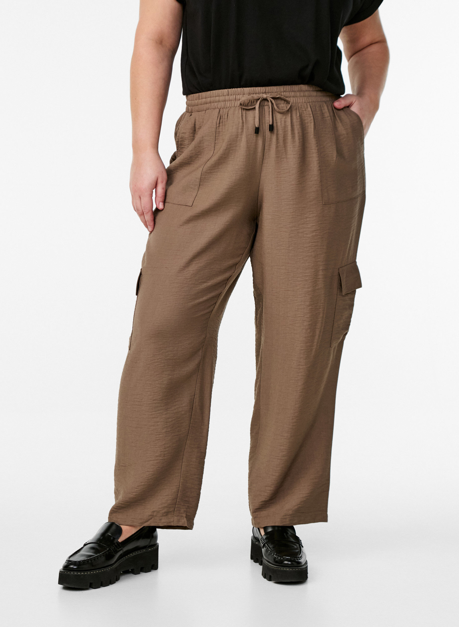 Zizzi Cargohose mit hoher Taille, Beige, Model image number 2