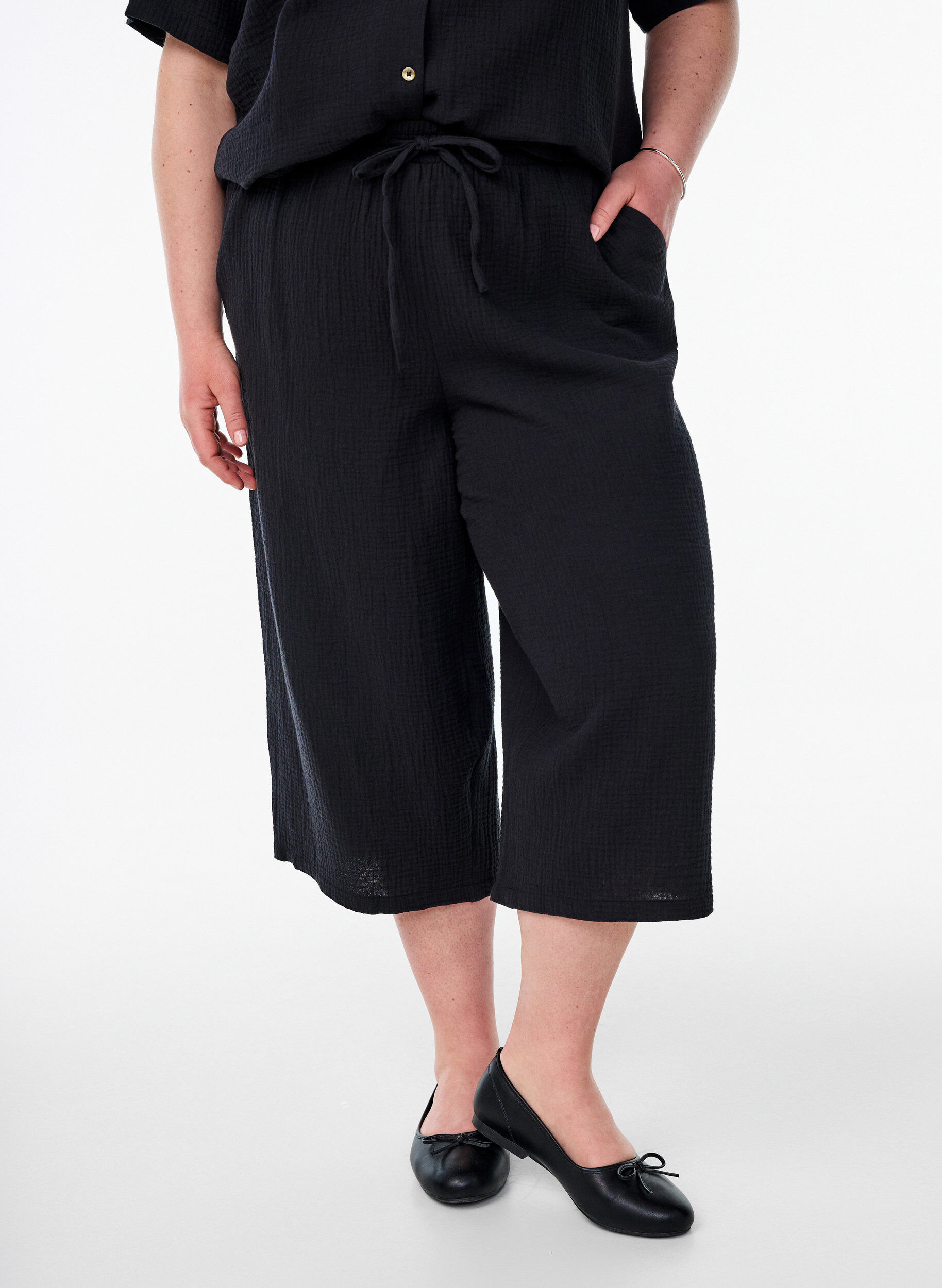 Zizzi Culotte-Hosen mit hoher Taille, Schwarz, Model image number 2