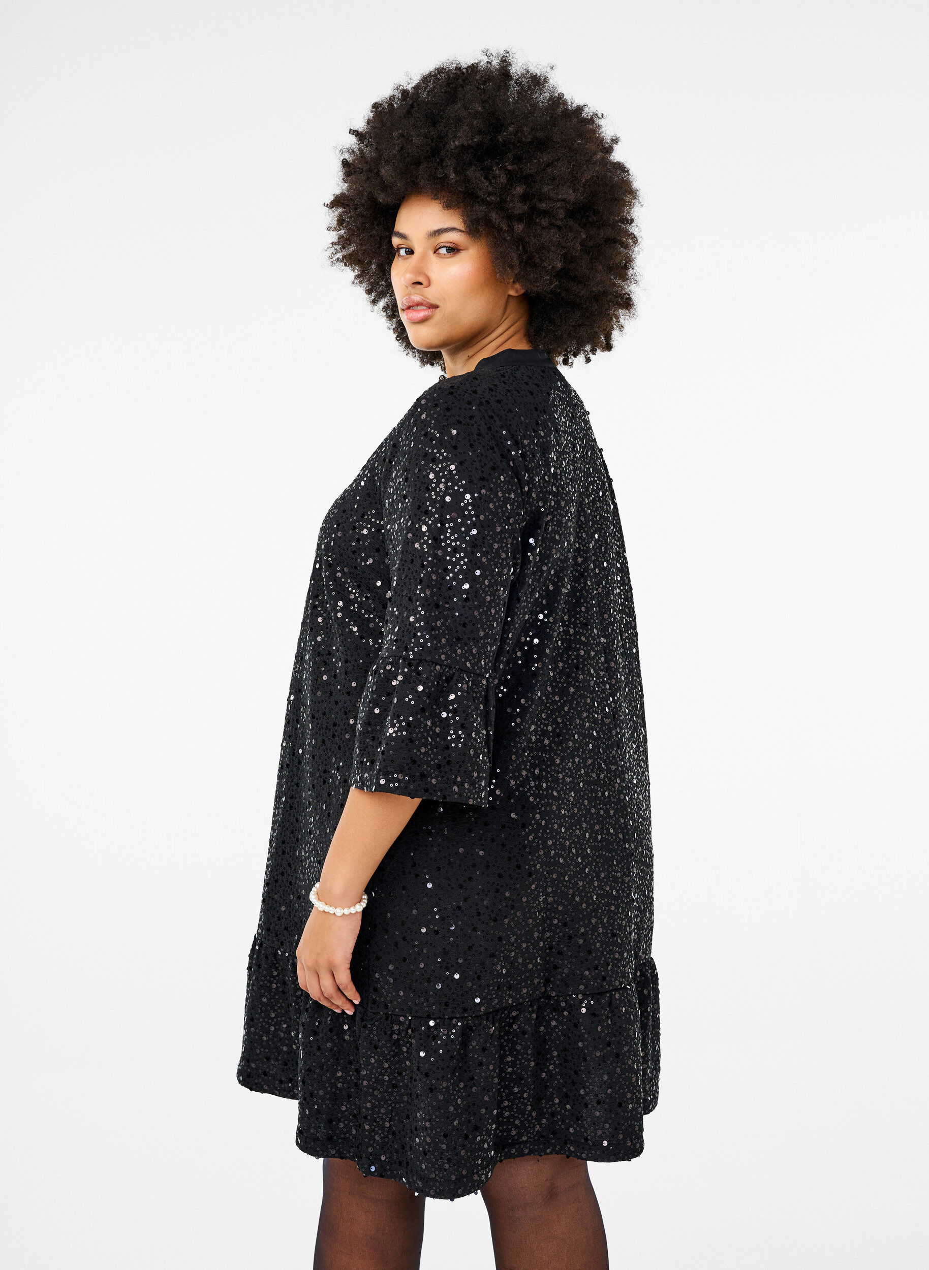 Zizzi Paillettenkleid mit V-Ausschnitt und 3/4-&Auml;rmeln, Black w. Bl. Sequins, Model image number 1