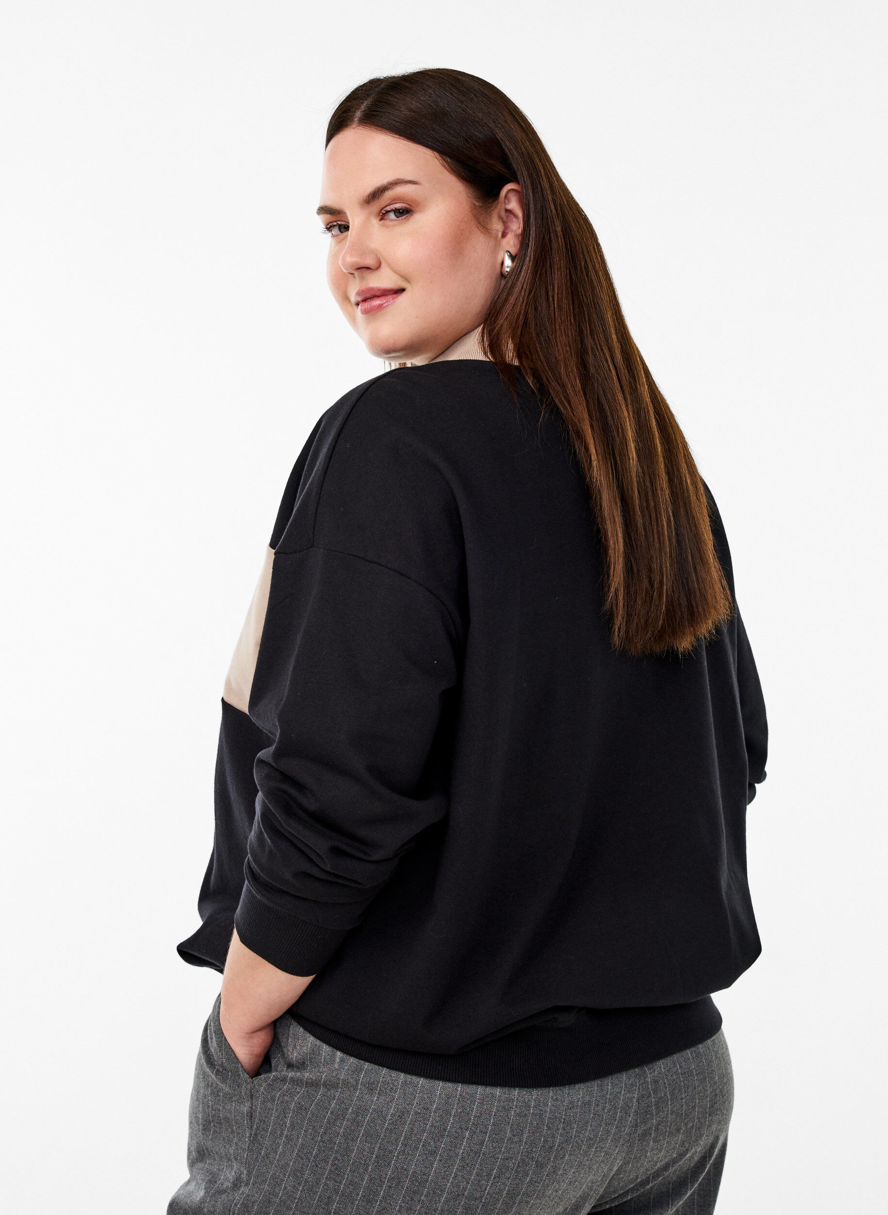 Zizzi Sweatshirt aus Bio-Baumwolle mit Kragen und Kontrastprint, Schwarz, Model image number 2